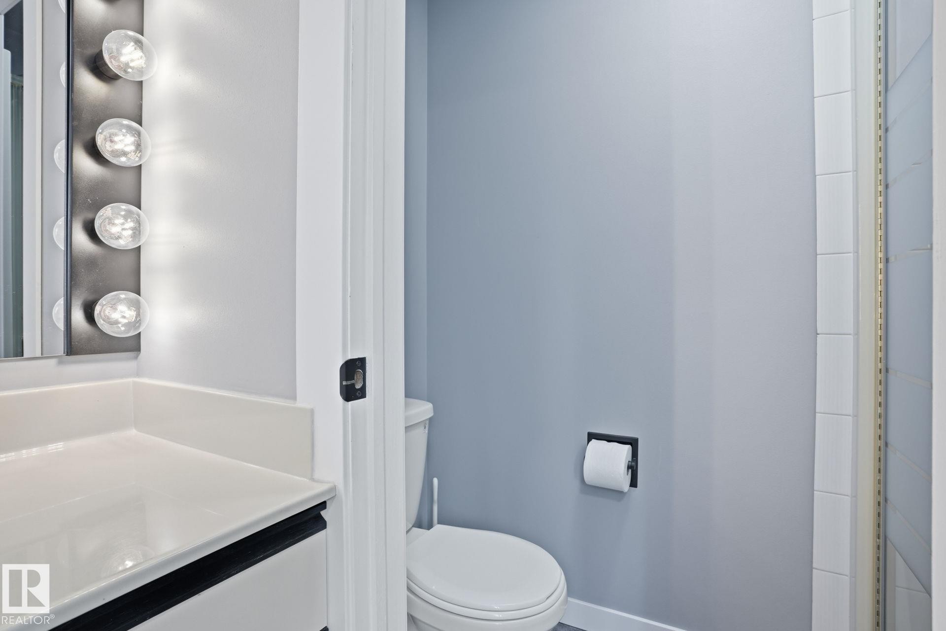 11019 10 Avenue, Edmonton, AB - Indoor Photo Showing Bathroom