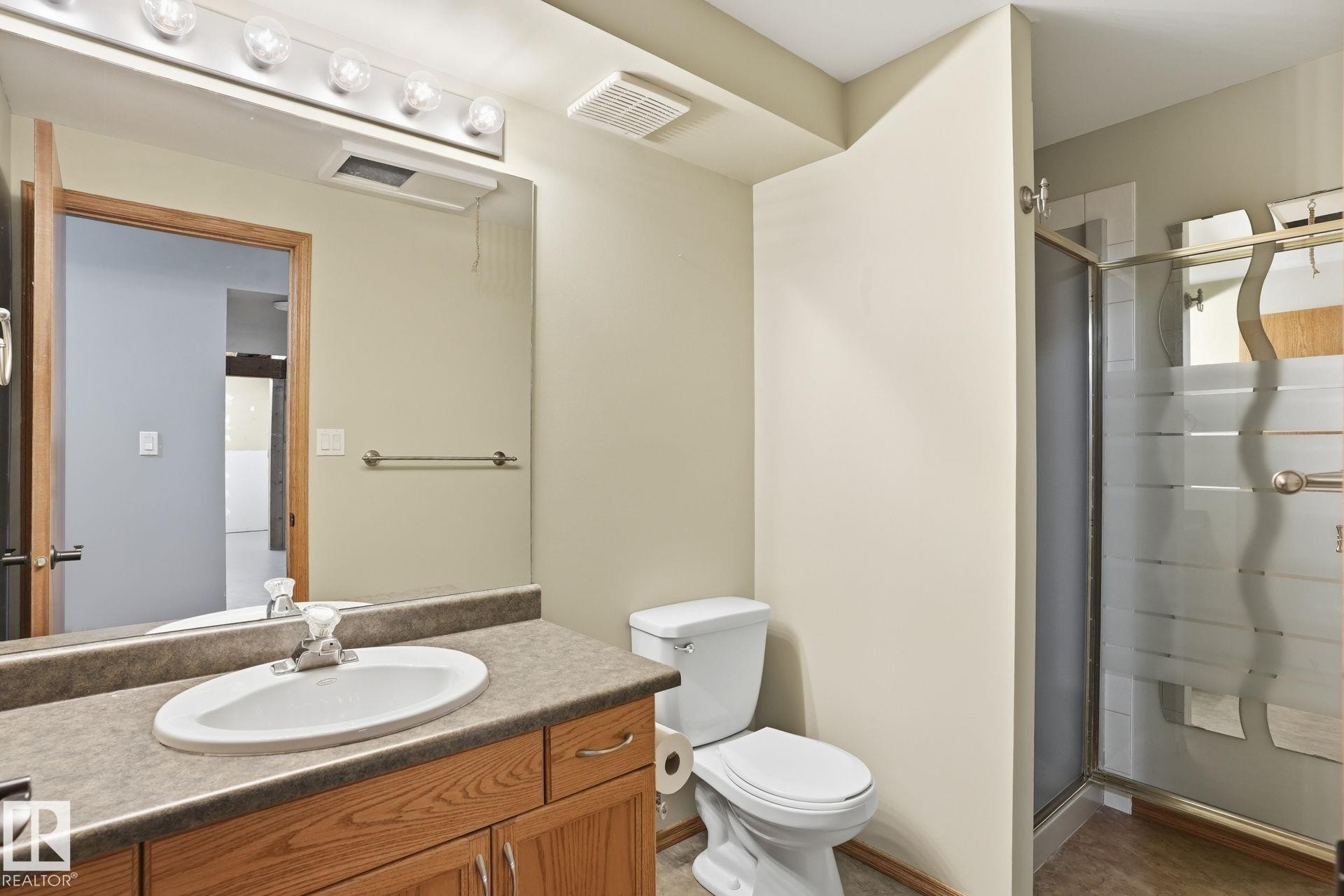 11019 10 Avenue, Edmonton, AB - Indoor Photo Showing Bathroom