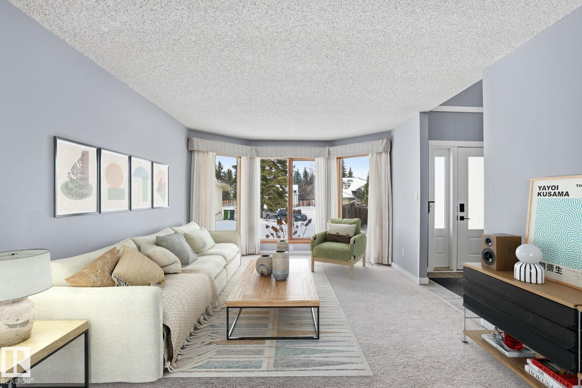 11019 10 Avenue, Edmonton, AB - Indoor Photo Showing Living Room