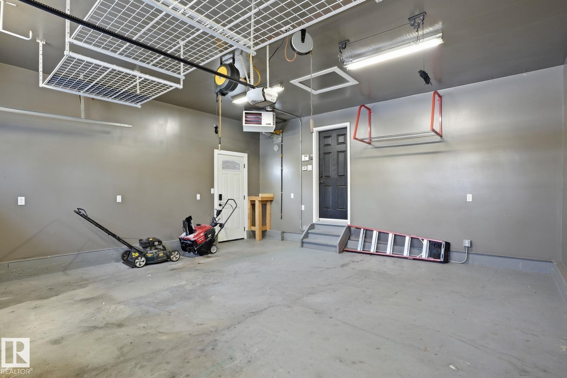 11019 10 Avenue, Edmonton, AB - Indoor Photo Showing Garage