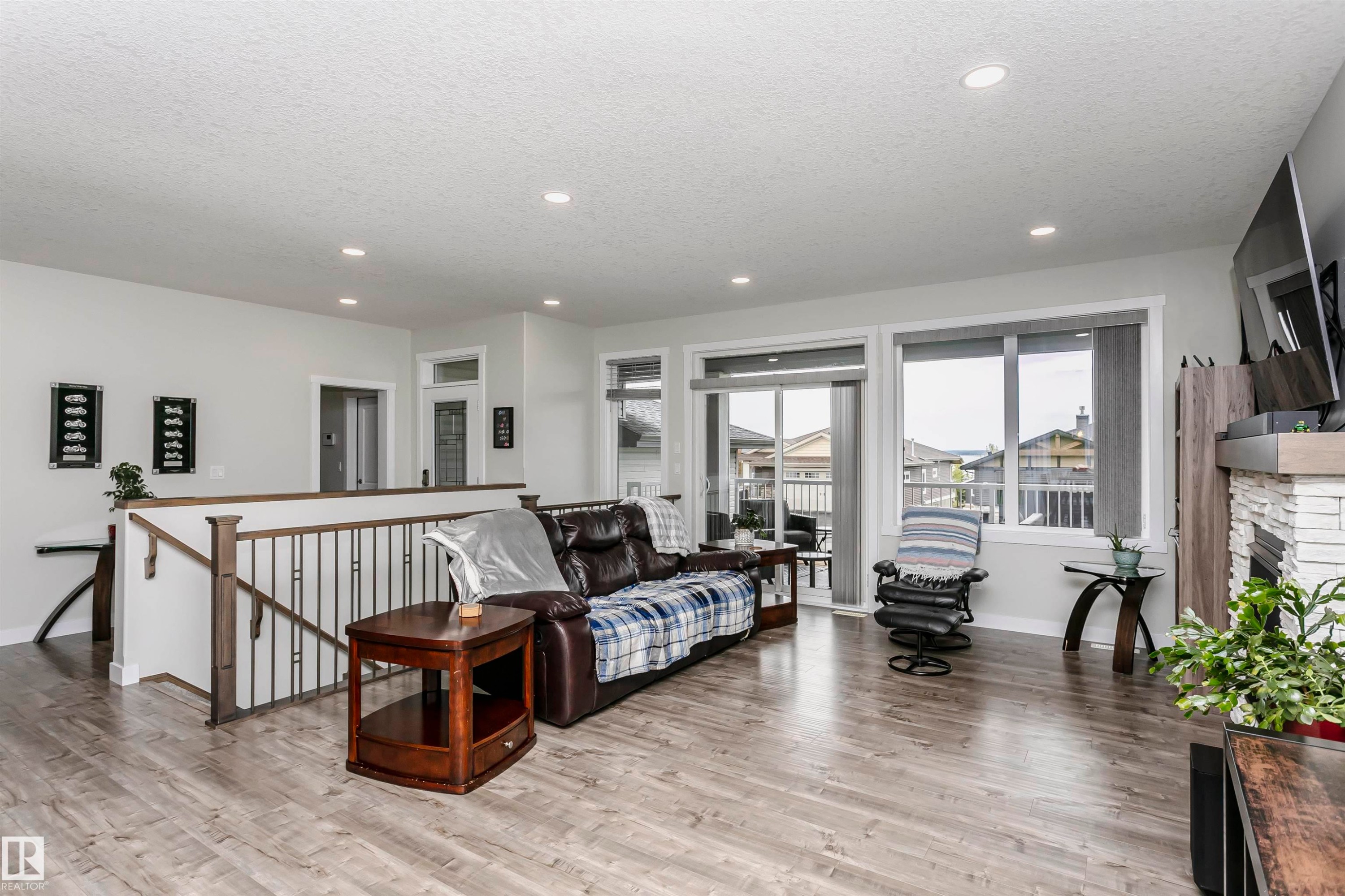 611 55101 Ste Anne Trail, Rural Lac Ste. Anne County, AB - Indoor Photo Showing Living Room