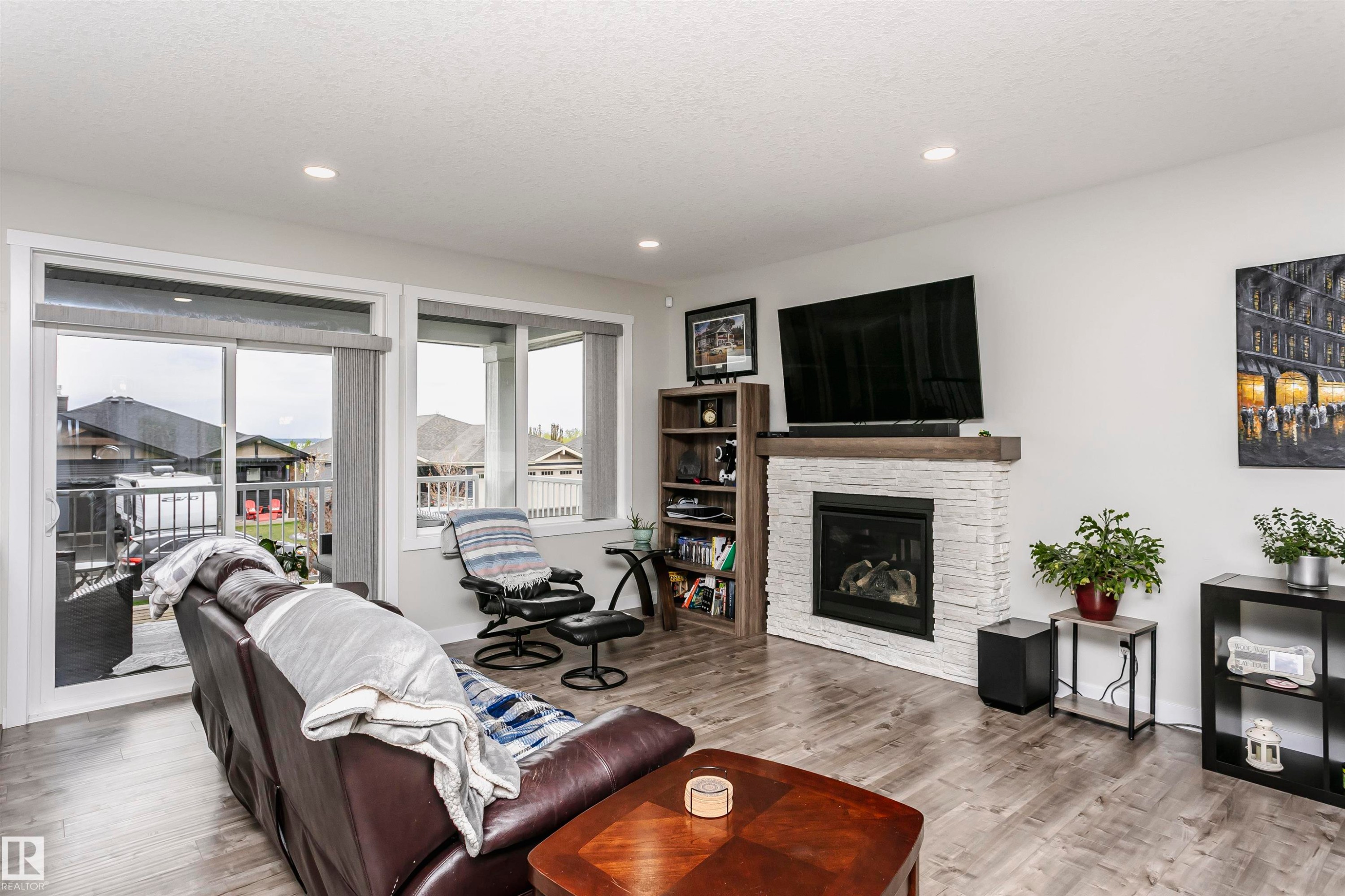 611 55101 Ste Anne Trail, Rural Lac Ste. Anne County, AB - Indoor Photo Showing Living Room With Fireplace