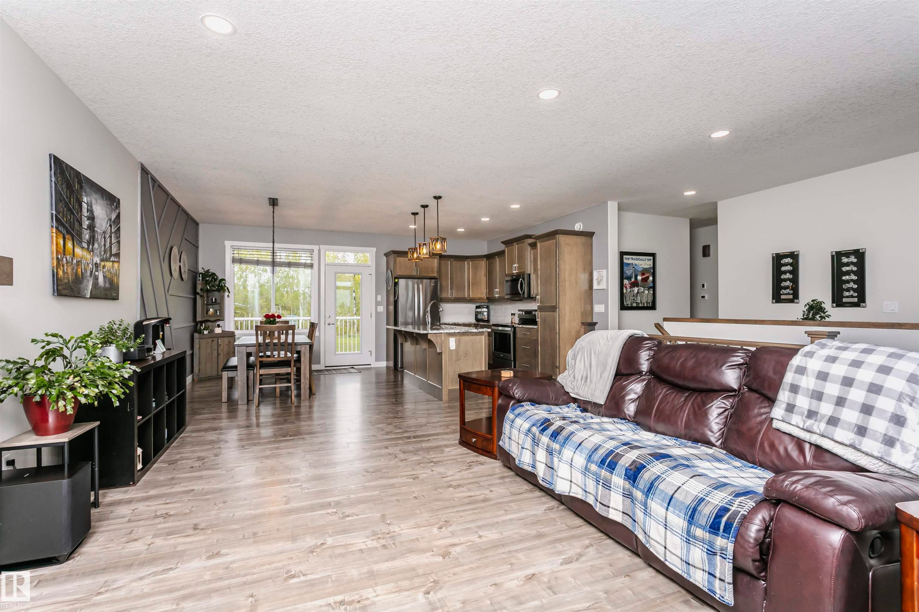 611 55101 Ste Anne Trail, Rural Lac Ste. Anne County, AB - Indoor Photo Showing Living Room