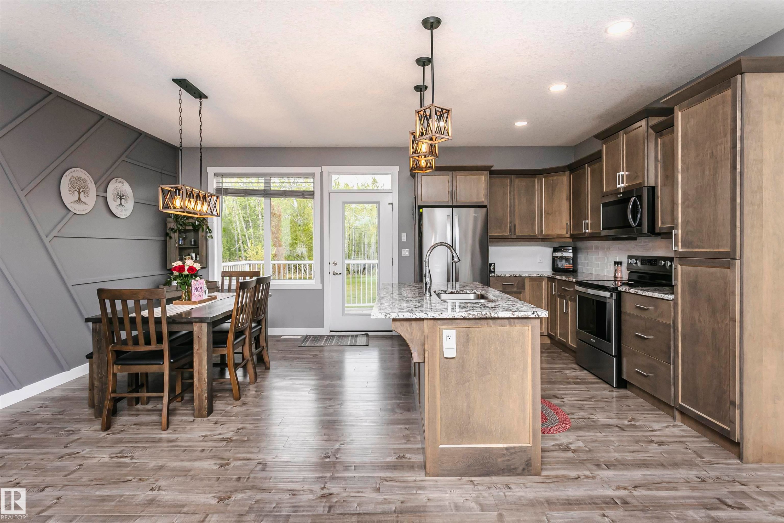 611 55101 Ste Anne Trail, Rural Lac Ste. Anne County, AB - Indoor Photo Showing Kitchen