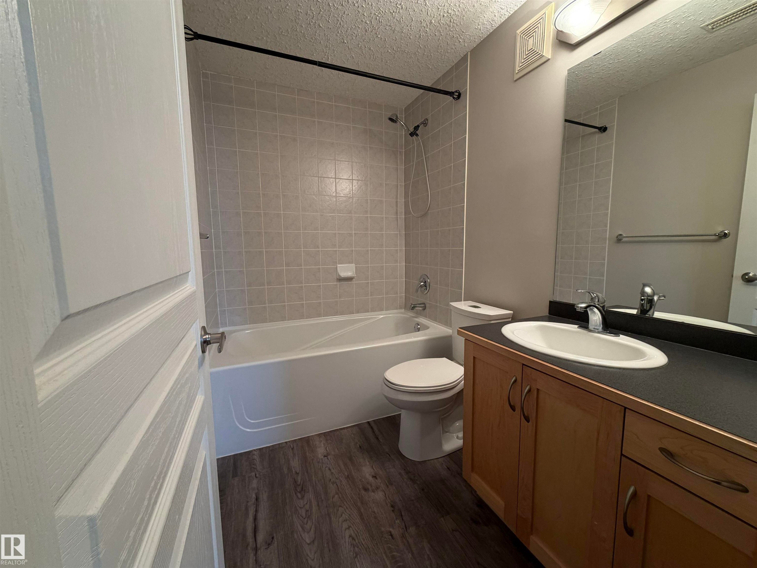 113 9507 101 Avenue, Edmonton, AB - Indoor Photo Showing Bathroom