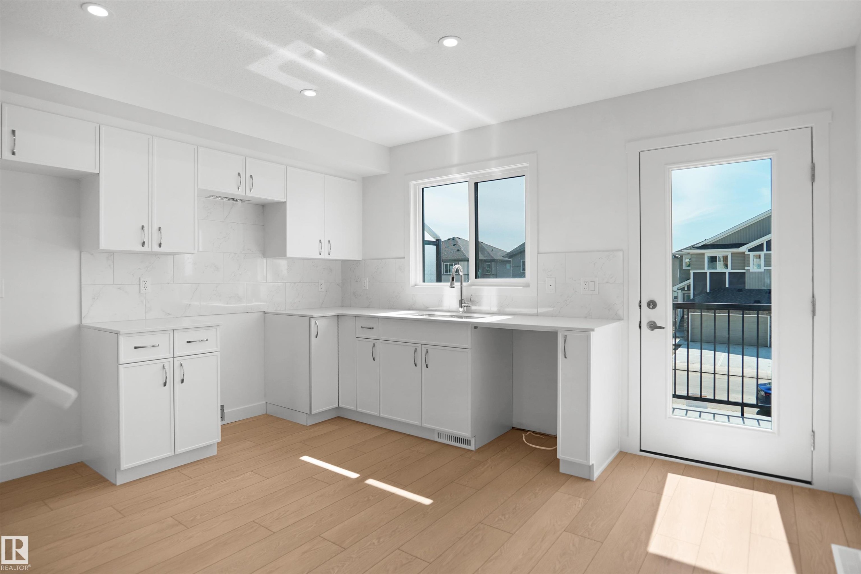 922 19 Avenue Nw, Edmonton, AB - Indoor Photo Showing Kitchen