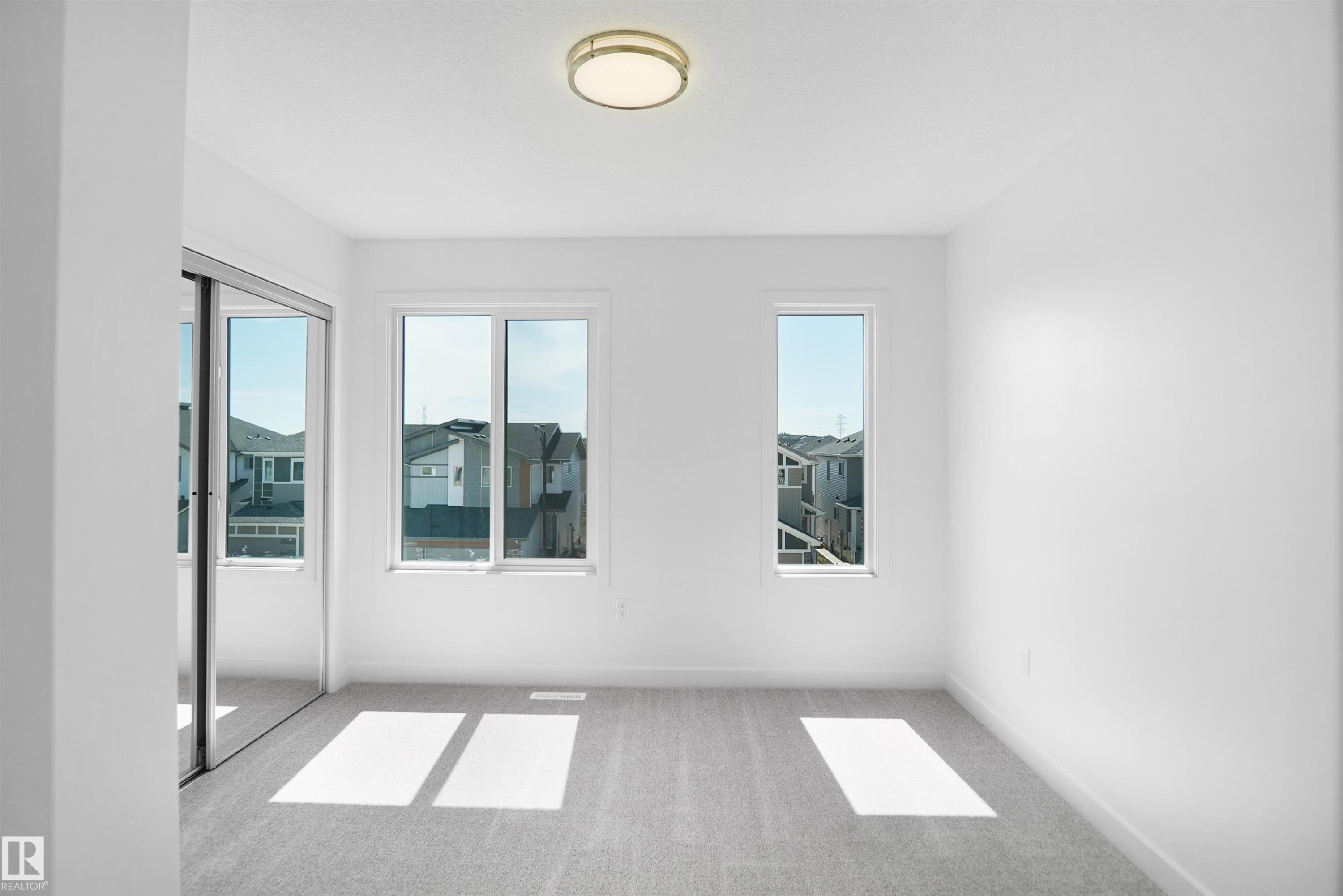 922 19 Avenue Nw, Edmonton, AB - Indoor Photo Showing Other Room