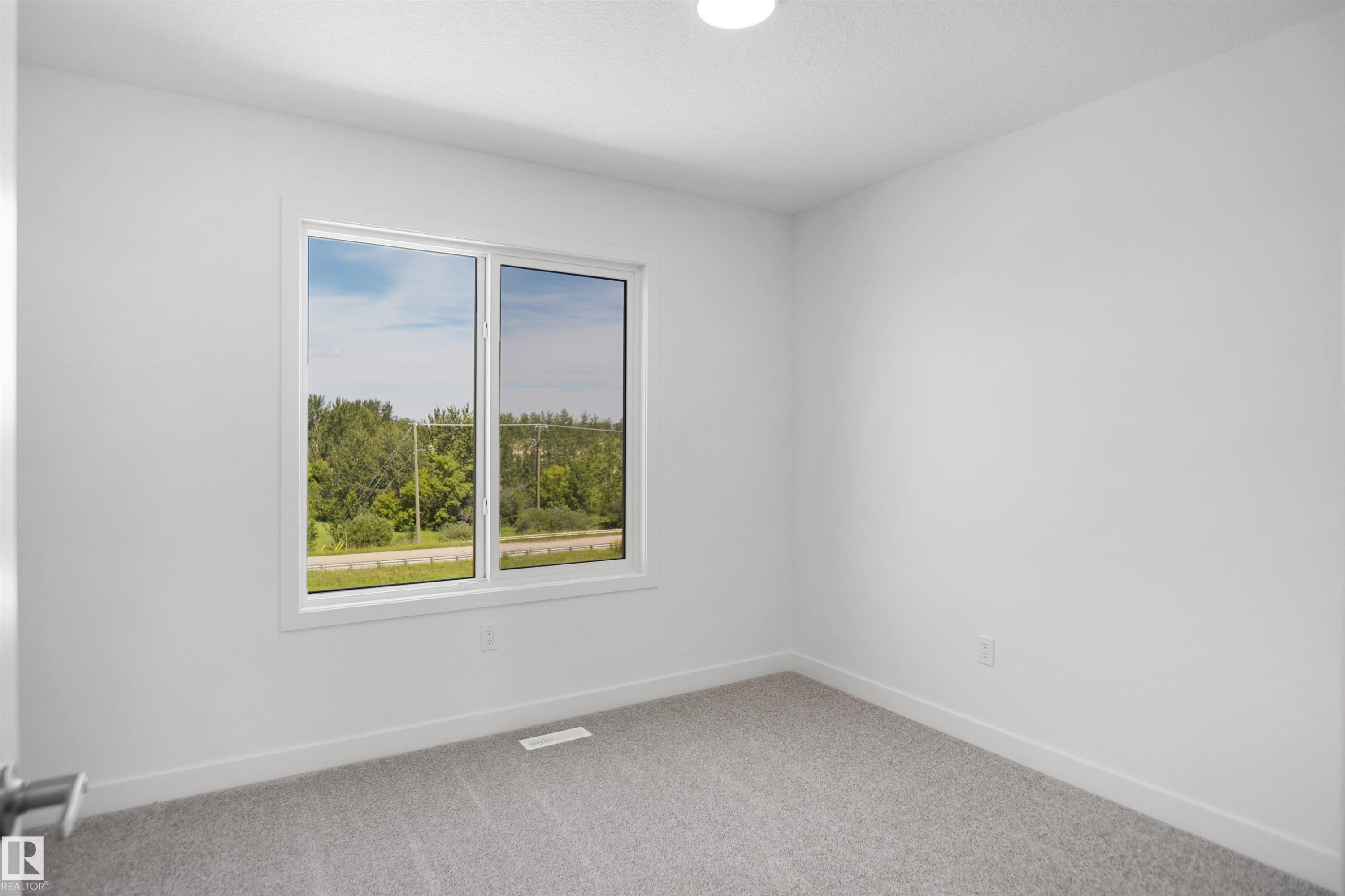 922 19 Avenue Nw, Edmonton, AB - Indoor Photo Showing Other Room