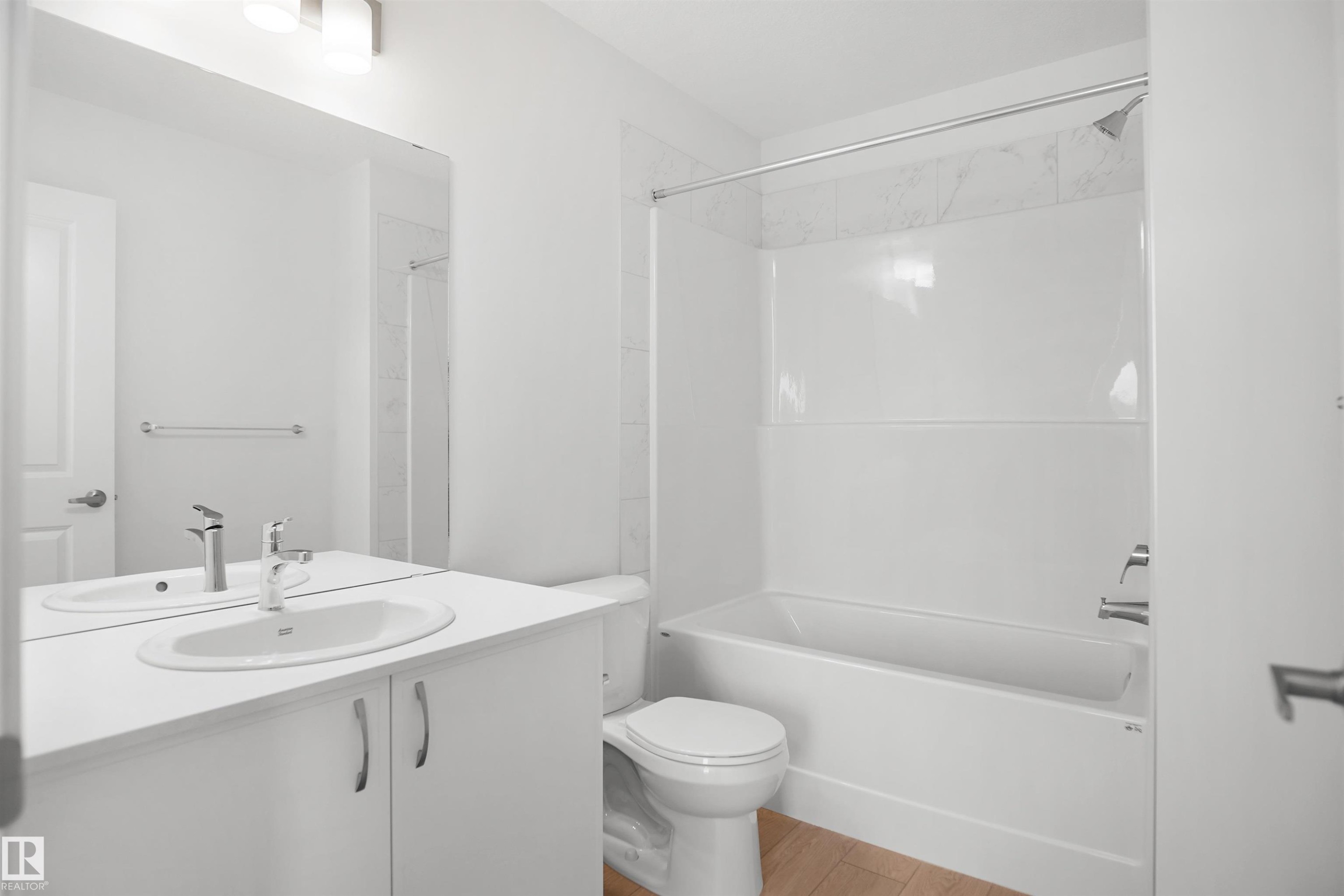 922 19 Avenue Nw, Edmonton, AB - Indoor Photo Showing Bathroom