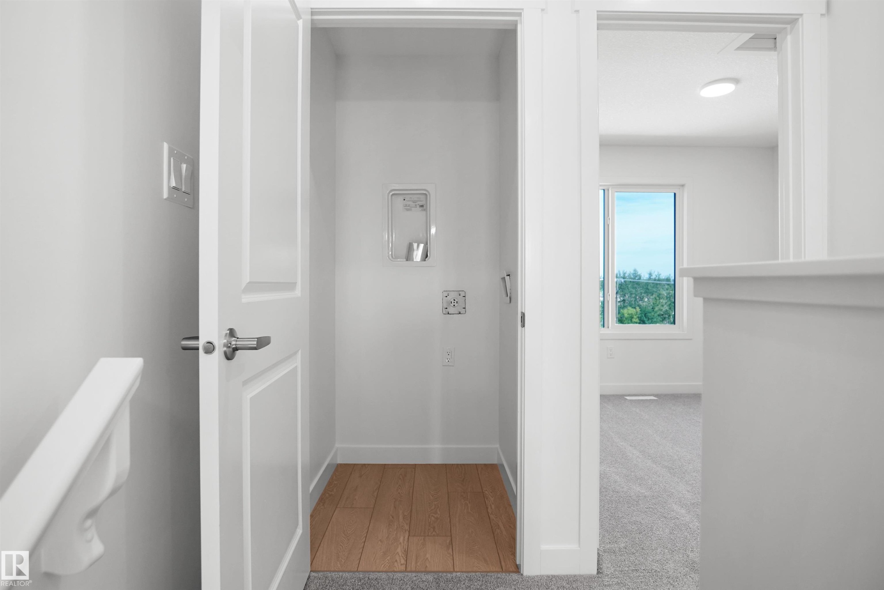922 19 Avenue Nw, Edmonton, AB - Indoor Photo Showing Other Room