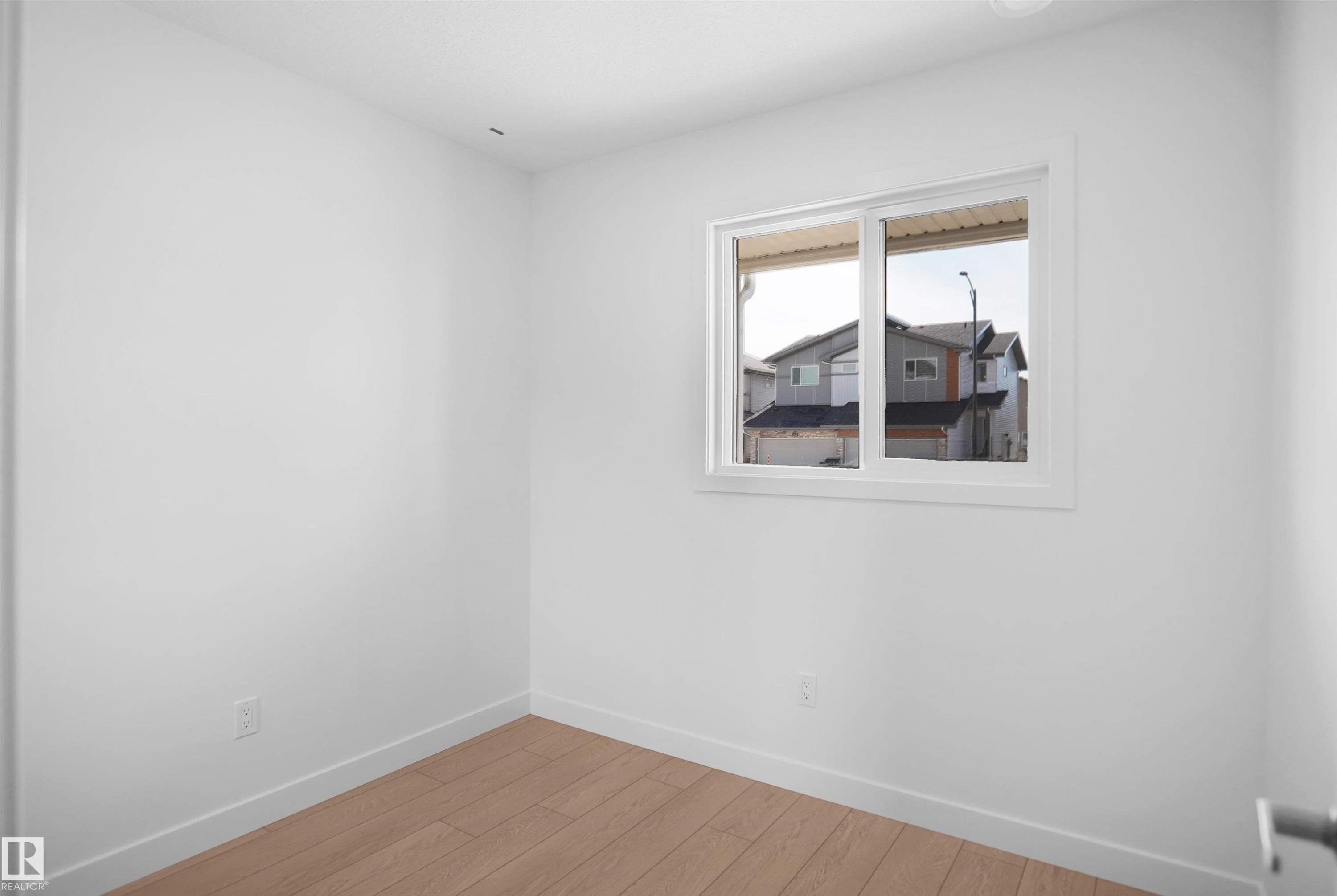 922 19 Avenue Nw, Edmonton, AB - Indoor Photo Showing Other Room
