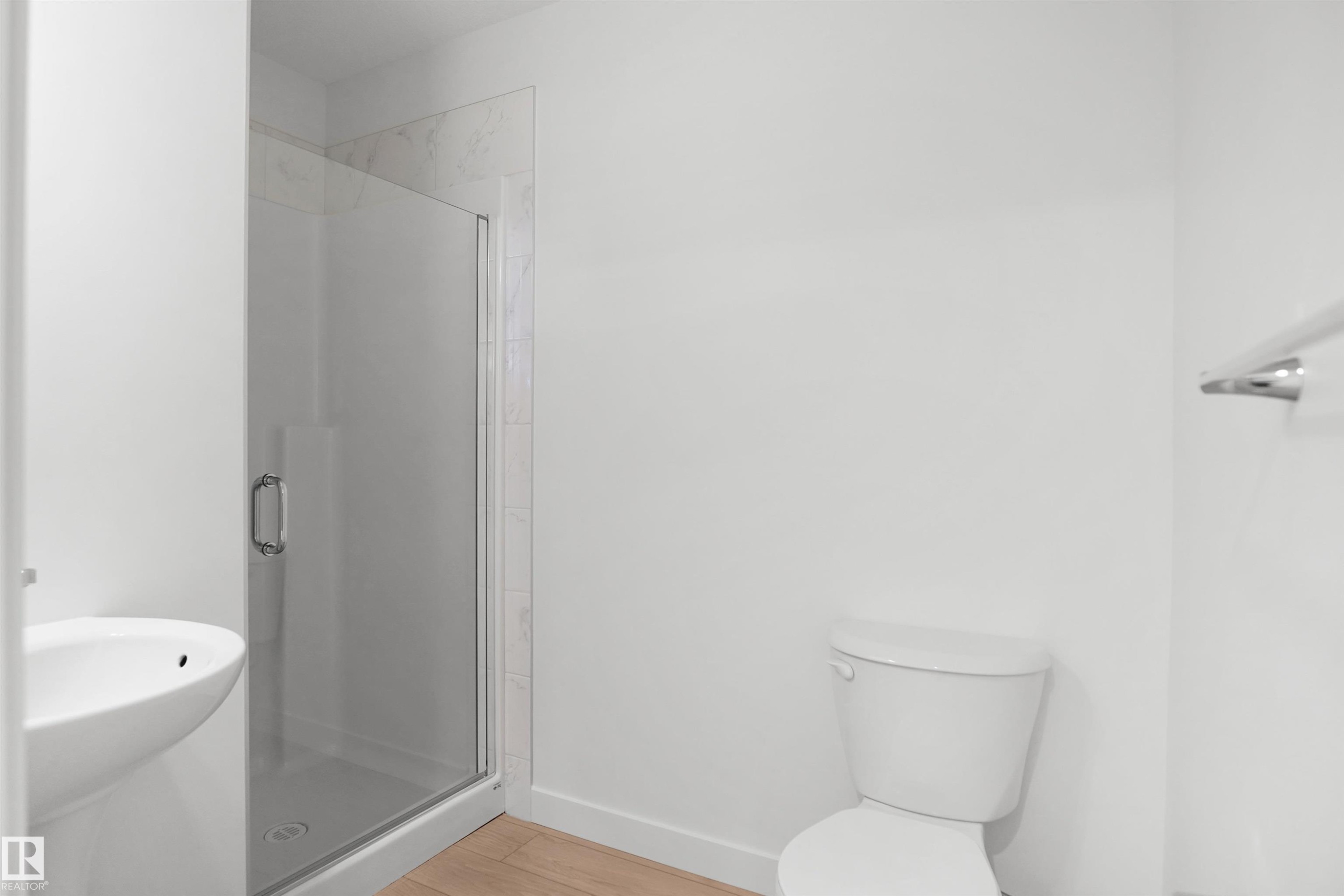 922 19 Avenue Nw, Edmonton, AB - Indoor Photo Showing Bathroom