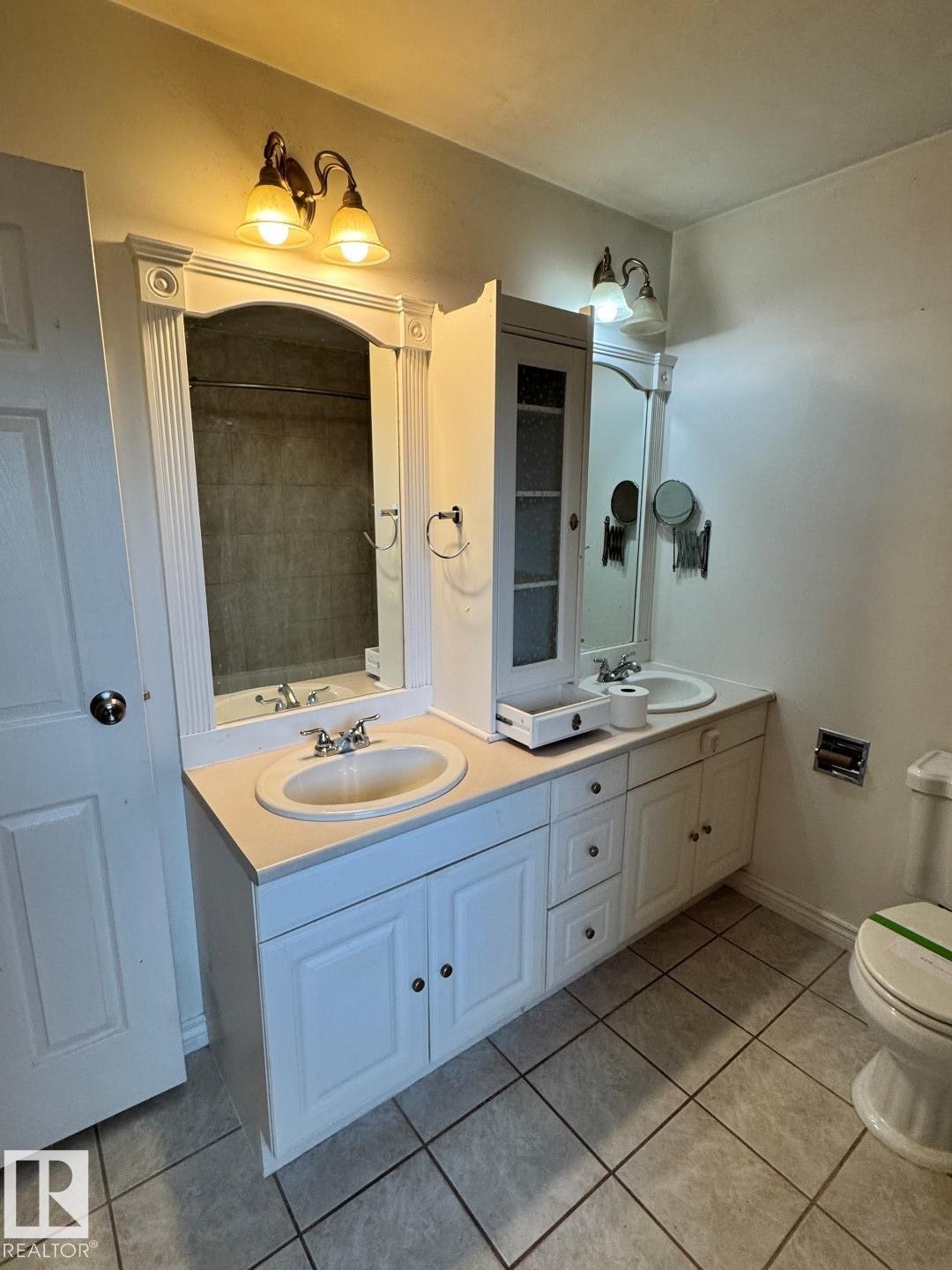 6612 36A Avenue, Edmonton, AB - Indoor Photo Showing Bathroom