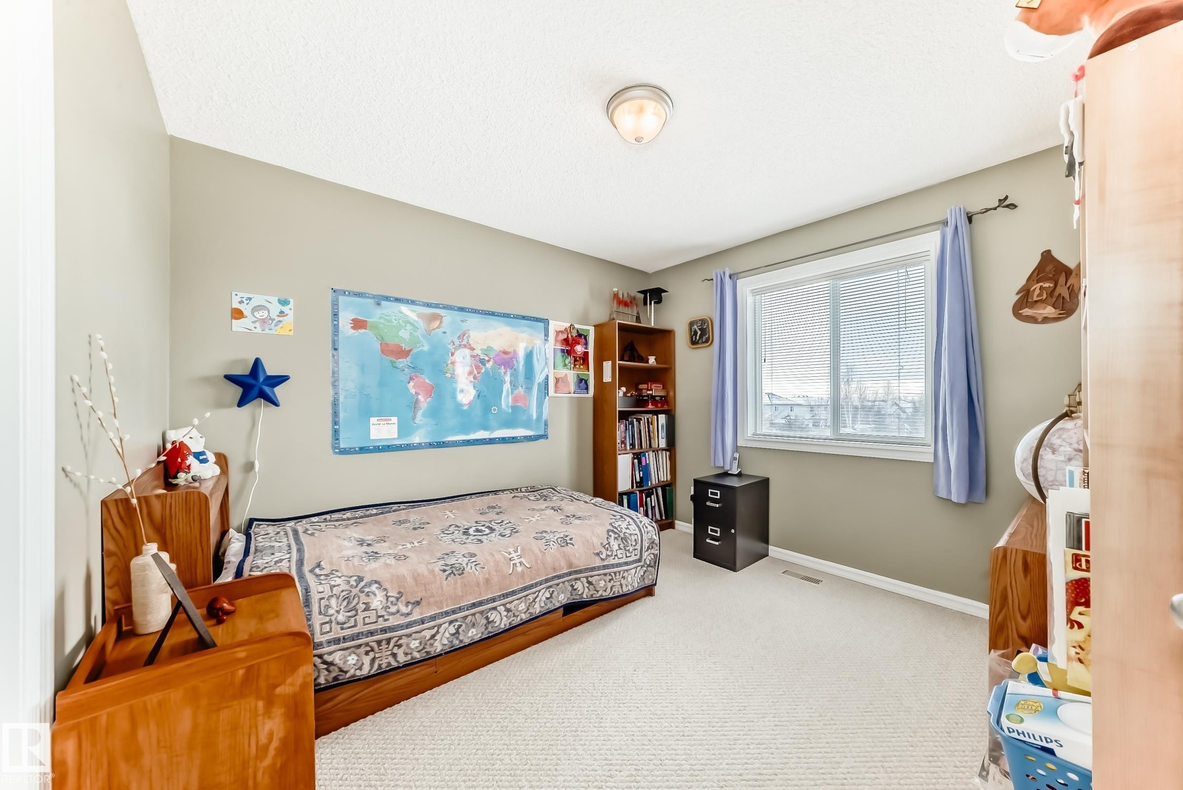 Bedroom with light carpet and baseboards - 4619 151 Avenue, Edmonton, AB - Indoor Photo Showing Bedroom