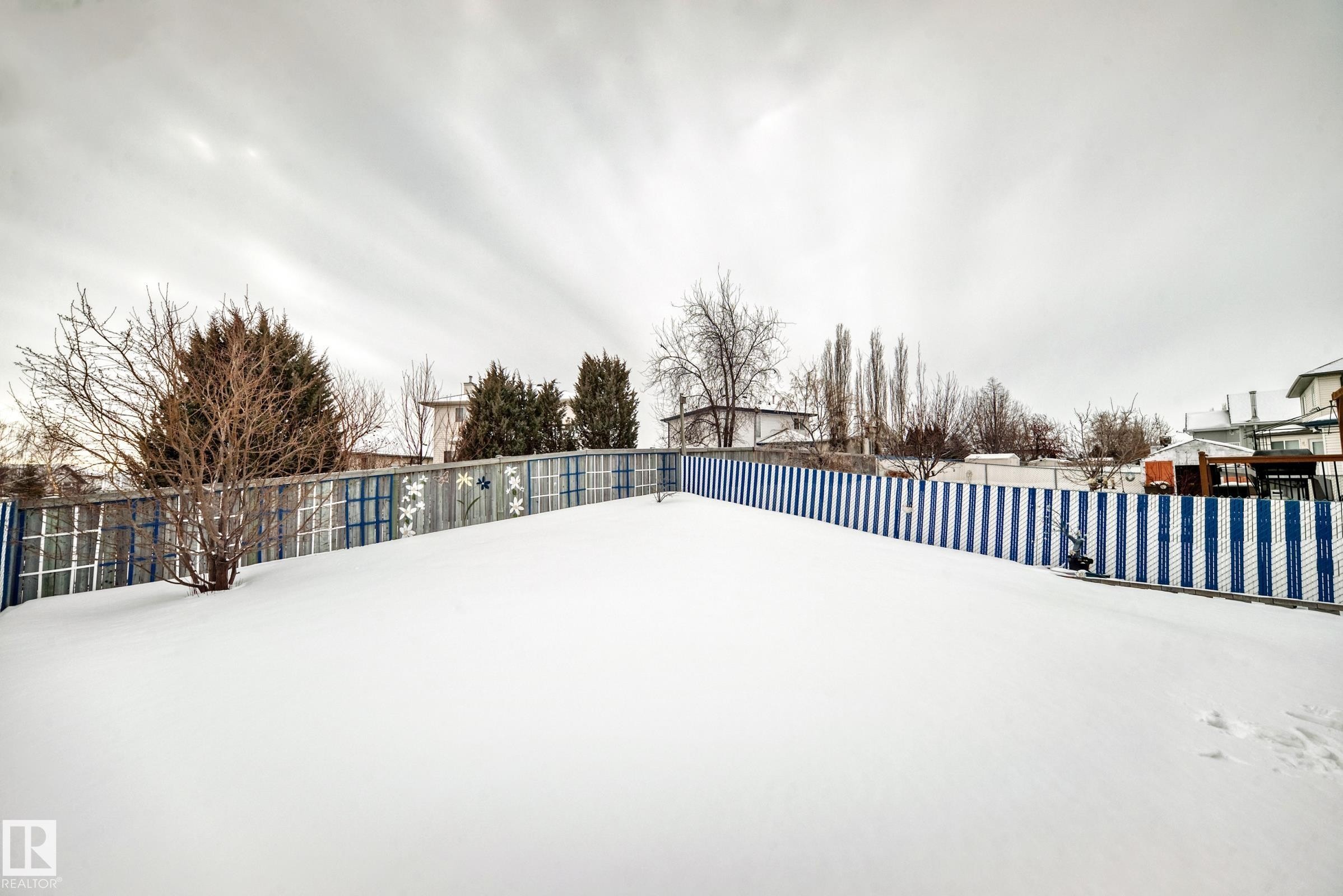 View of snowy yard - 4619 151 Avenue, Edmonton, AB - Outdoor