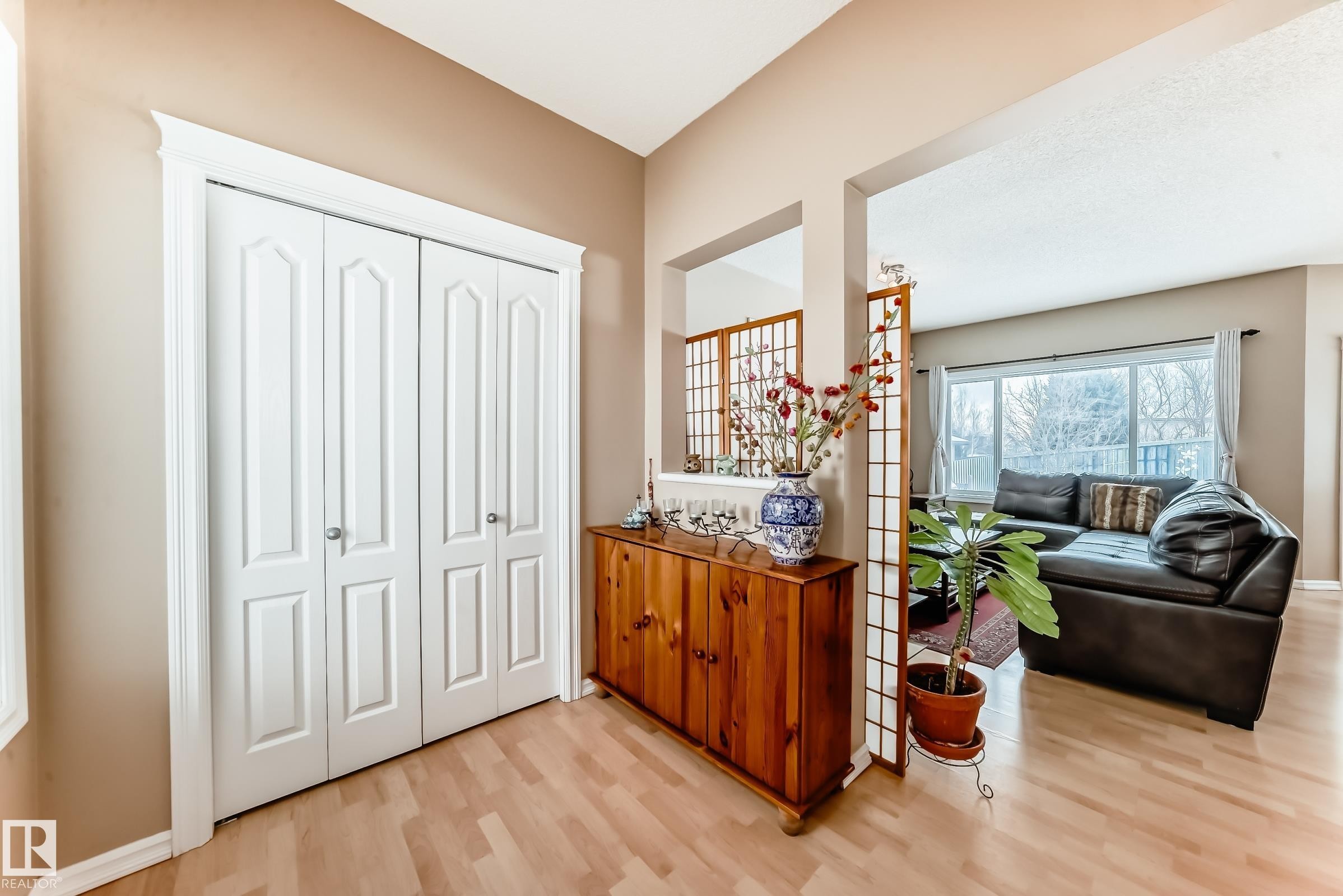 Entrance foyer with light wood-type flooring and baseboards - 4619 151 Avenue, Edmonton, AB - Indoor