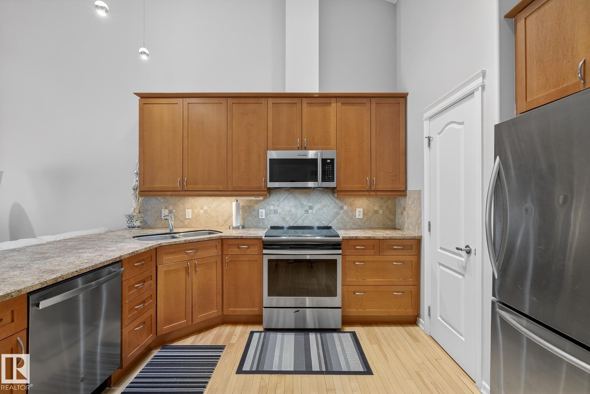 36 3003 34 Avenue, Edmonton, AB - Indoor Photo Showing Kitchen With Double Sink