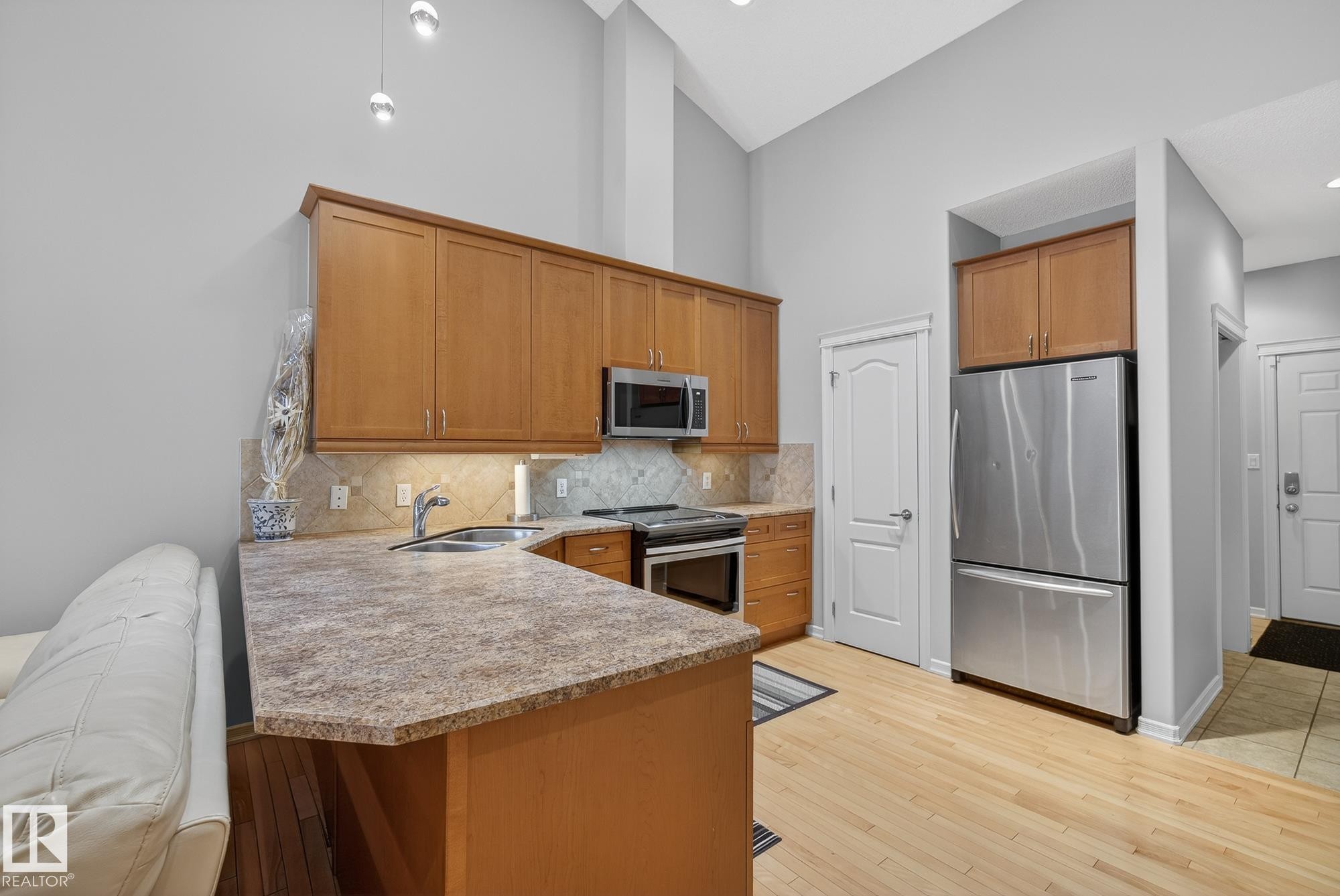 36 3003 34 Avenue, Edmonton, AB - Indoor Photo Showing Kitchen With Double Sink
