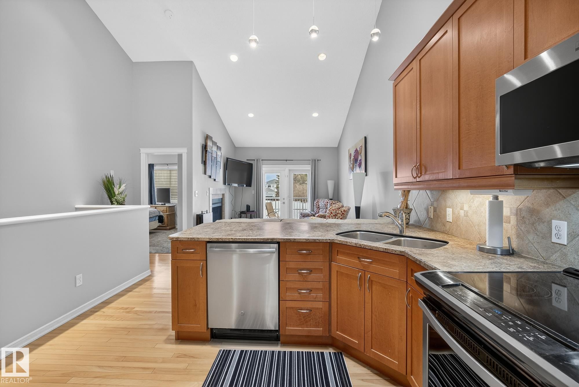 36 3003 34 Avenue, Edmonton, AB - Indoor Photo Showing Kitchen With Double Sink