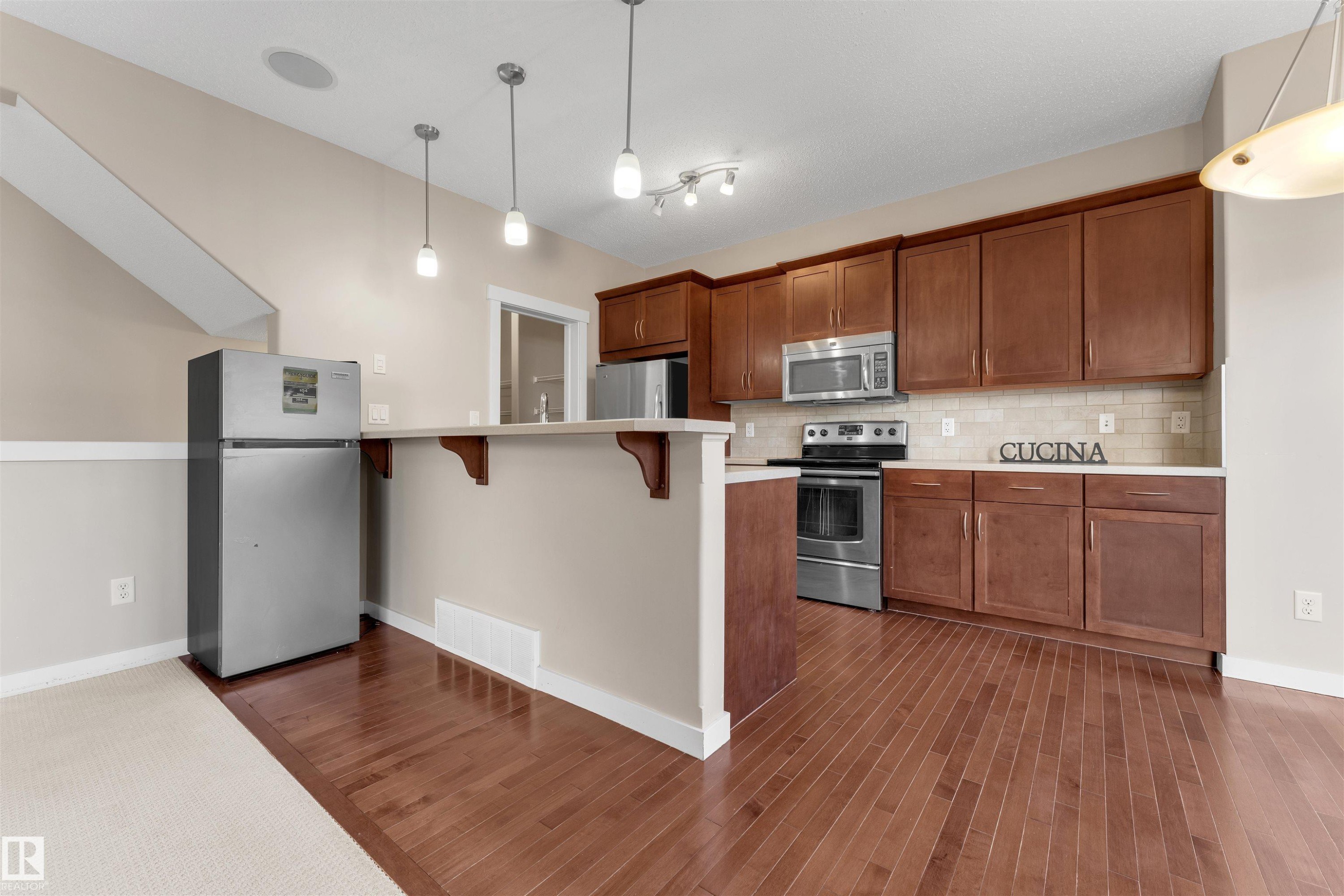 Edmonton, AB - Indoor Photo Showing Kitchen
