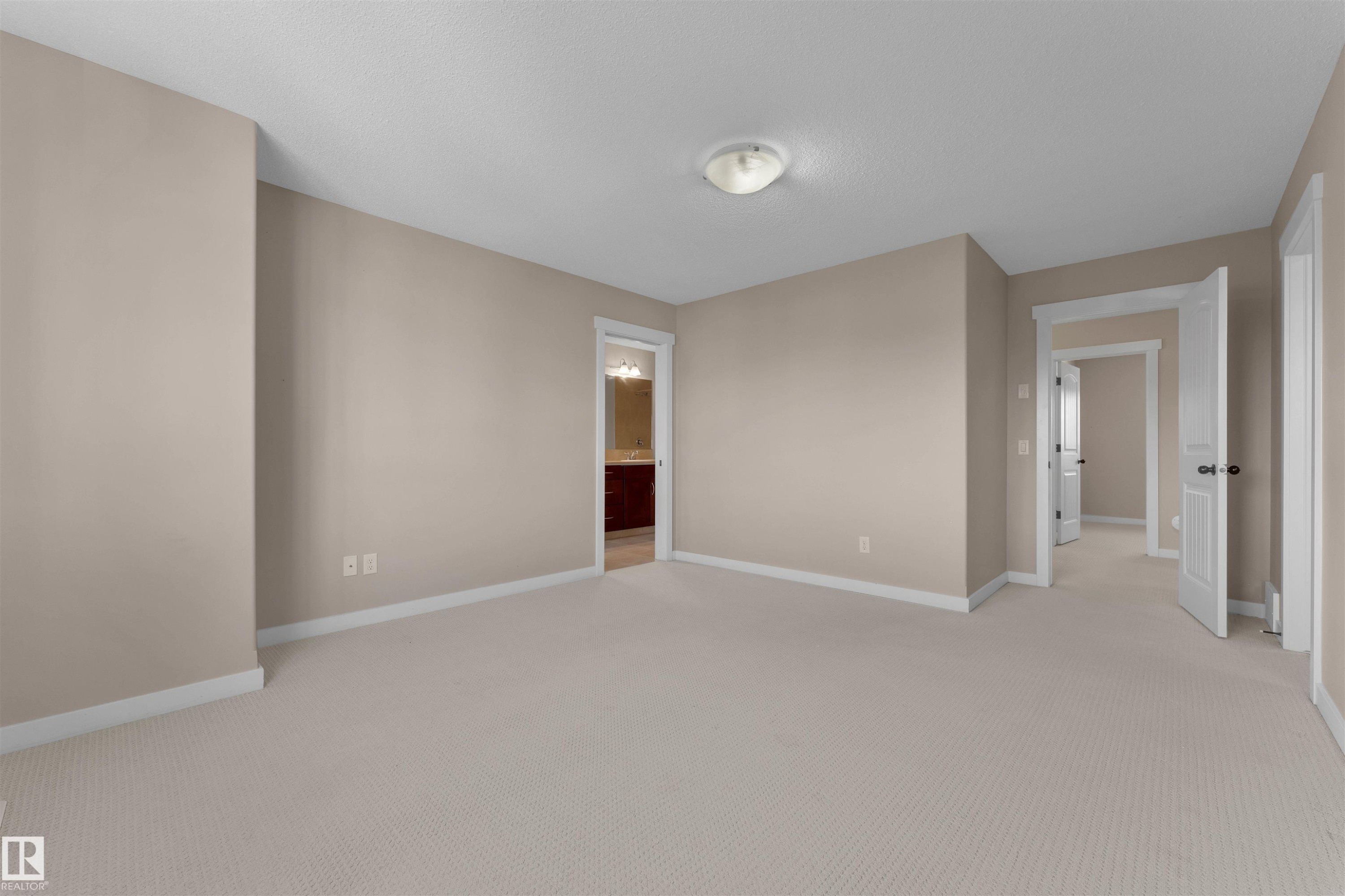 Edmonton, AB - Indoor Photo Showing Other Room