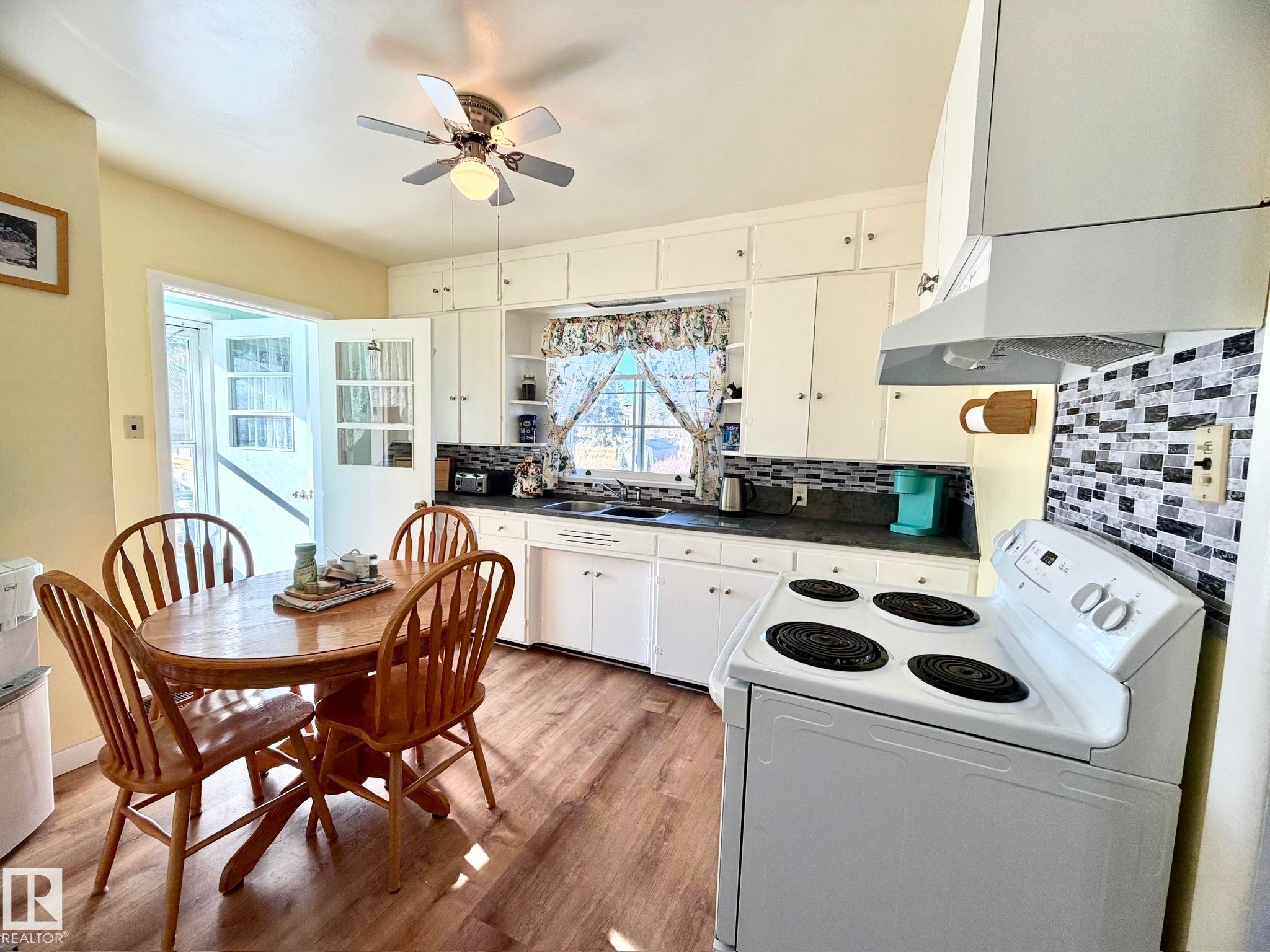 4811 51 Avenue, Lamont, AB - Indoor