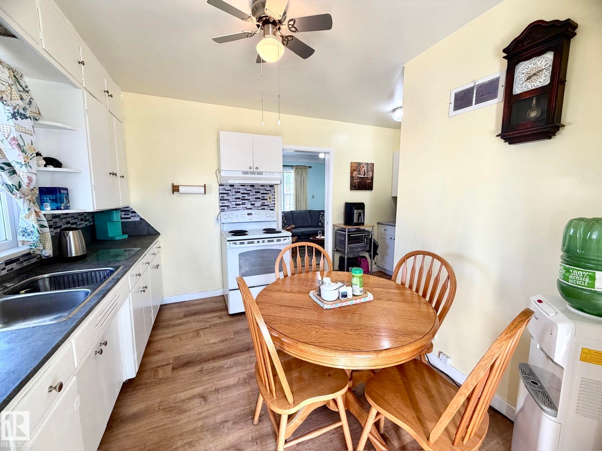 4811 51 Avenue, Lamont, AB - Indoor