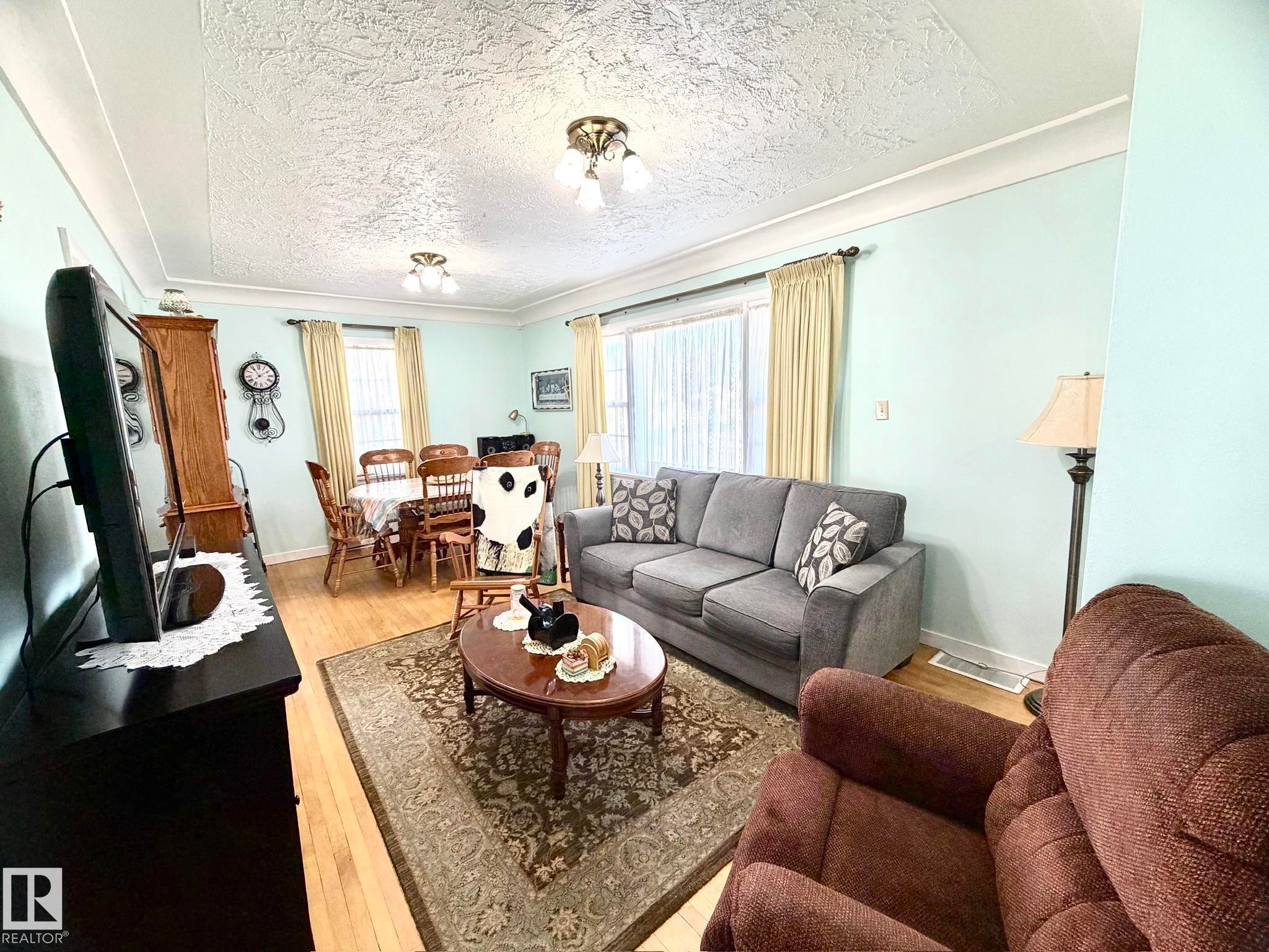 4811 51 Avenue, Lamont, AB - Indoor Photo Showing Living Room