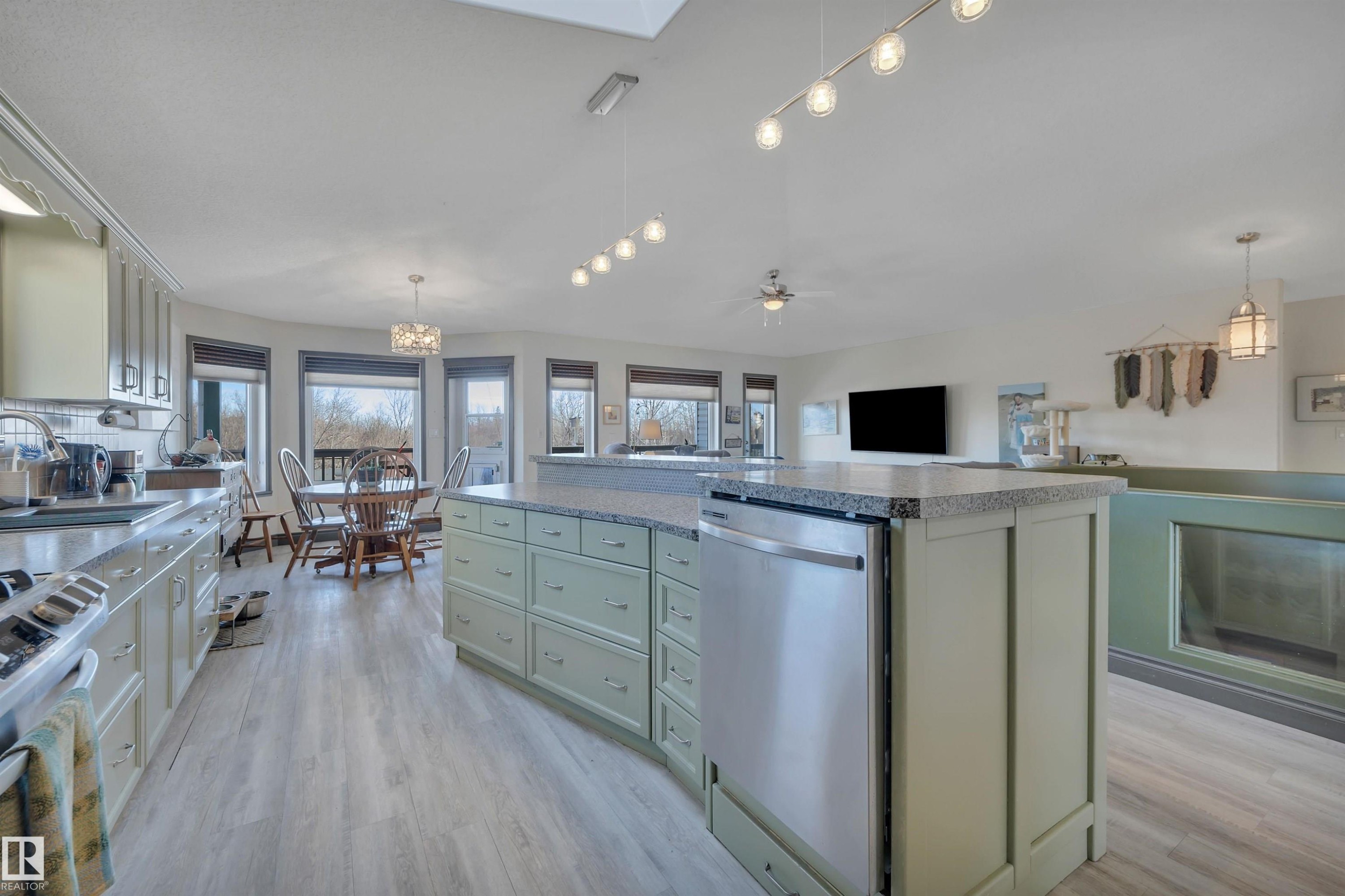 115 Parkside Drive, Wetaskiwin, AB - Indoor Photo Showing Kitchen With Upgraded Kitchen