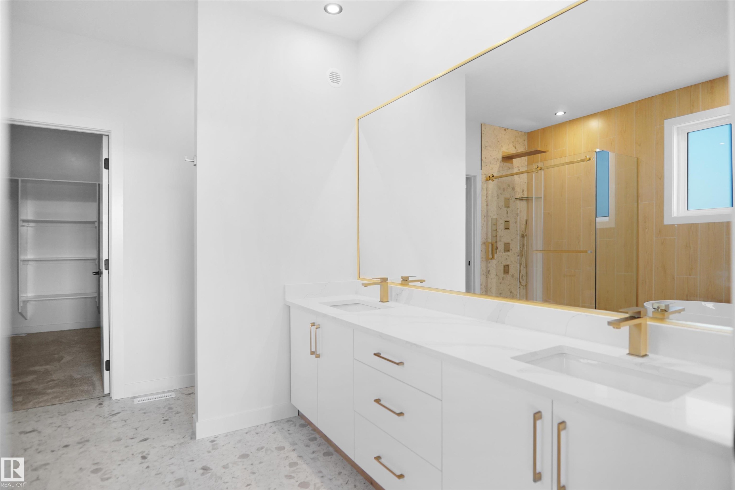 11 Trill Point(E), Spruce Grove, AB - Indoor Photo Showing Bathroom