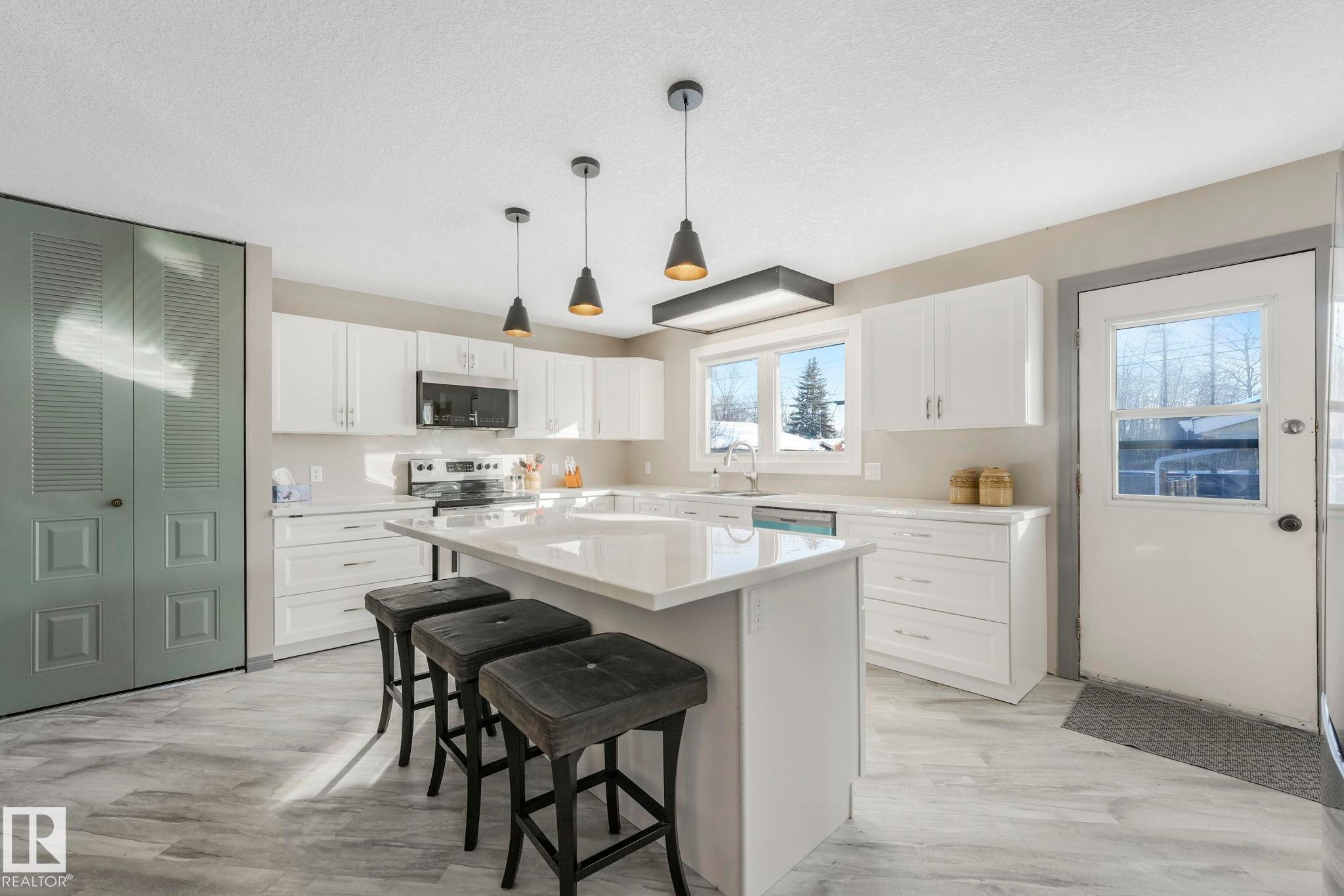 4835 60 Street, Rural Lac Ste. Anne County, AB - Indoor Photo Showing Kitchen With Upgraded Kitchen