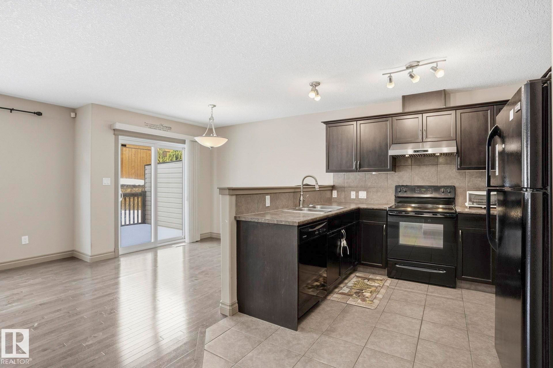 21 5120 164 Avenue, Edmonton, AB - Indoor Photo Showing Kitchen With Double Sink