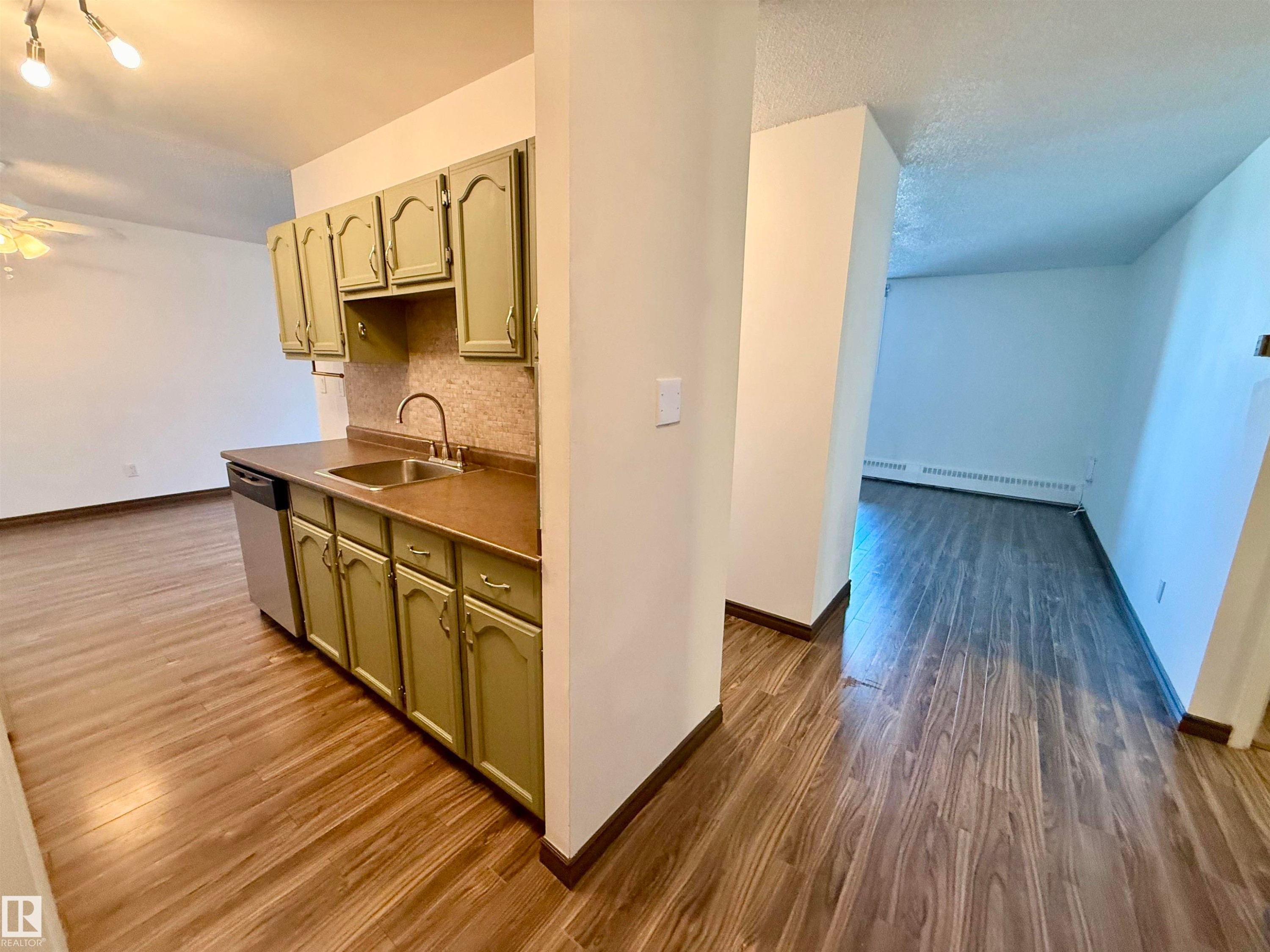 #409 10145 109 St, Edmonton, AB - Indoor Photo Showing Kitchen