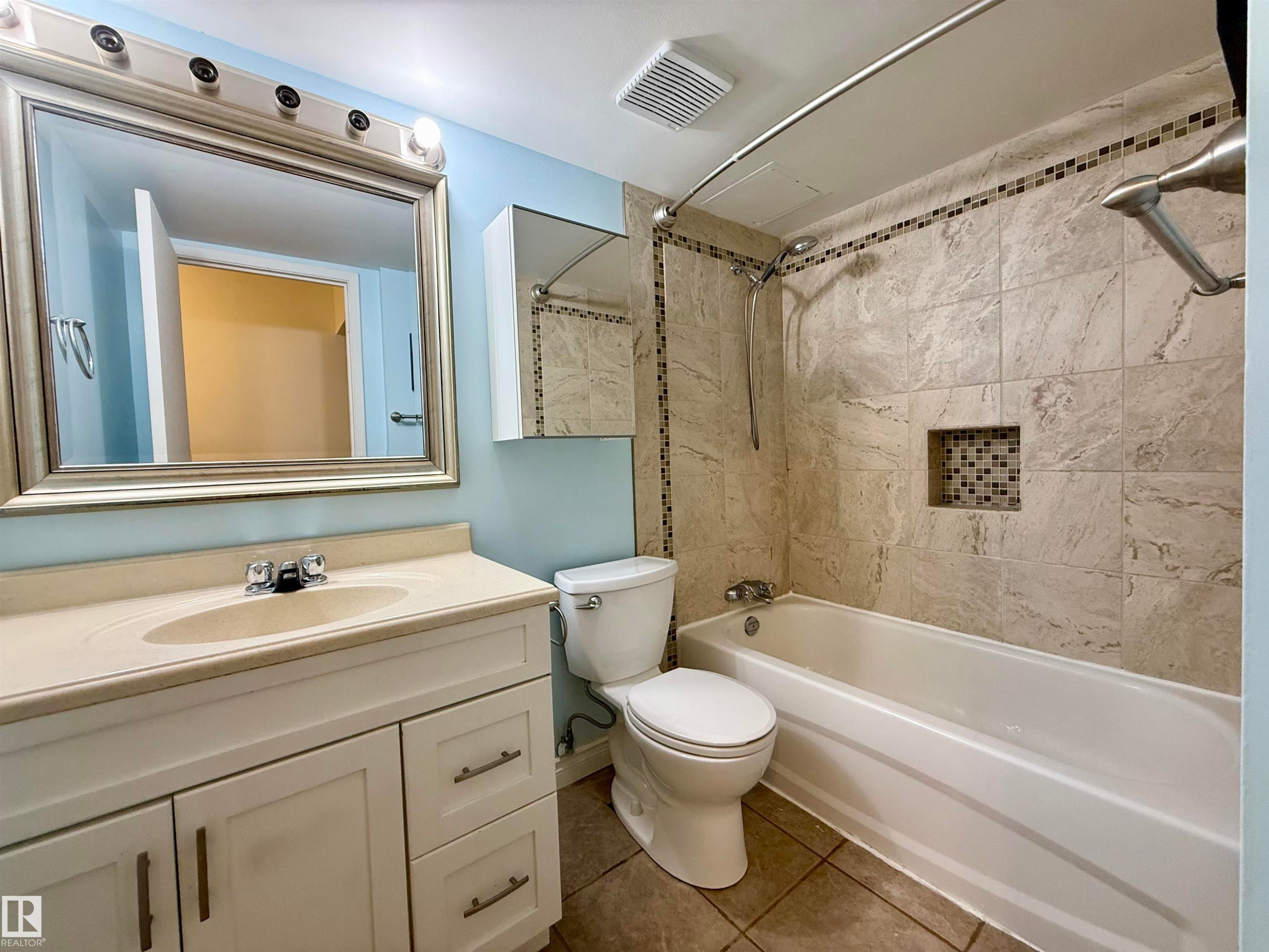 #409 10145 109 St, Edmonton, AB - Indoor Photo Showing Bathroom