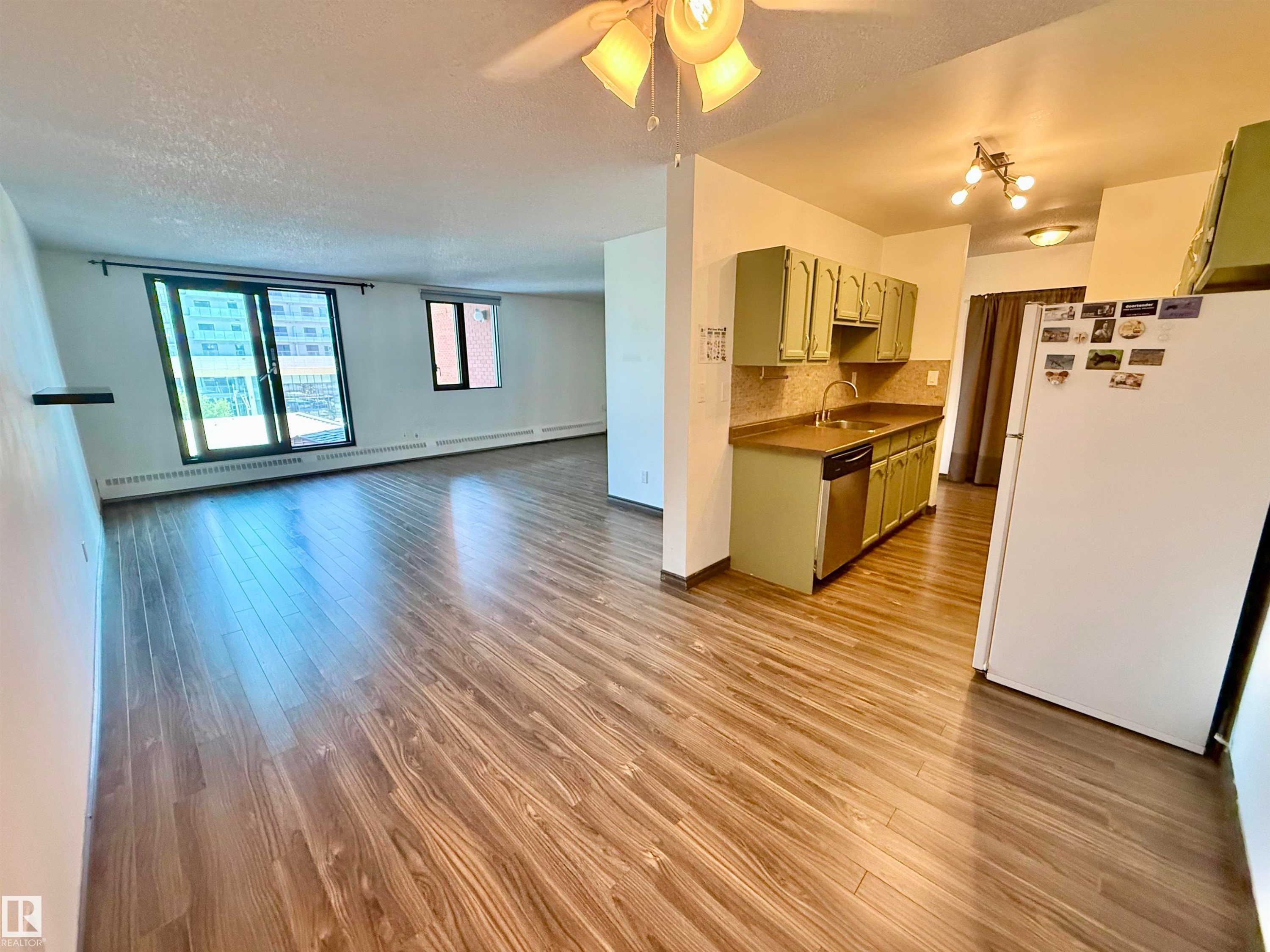 #409 10145 109 St, Edmonton, AB - Indoor Photo Showing Kitchen