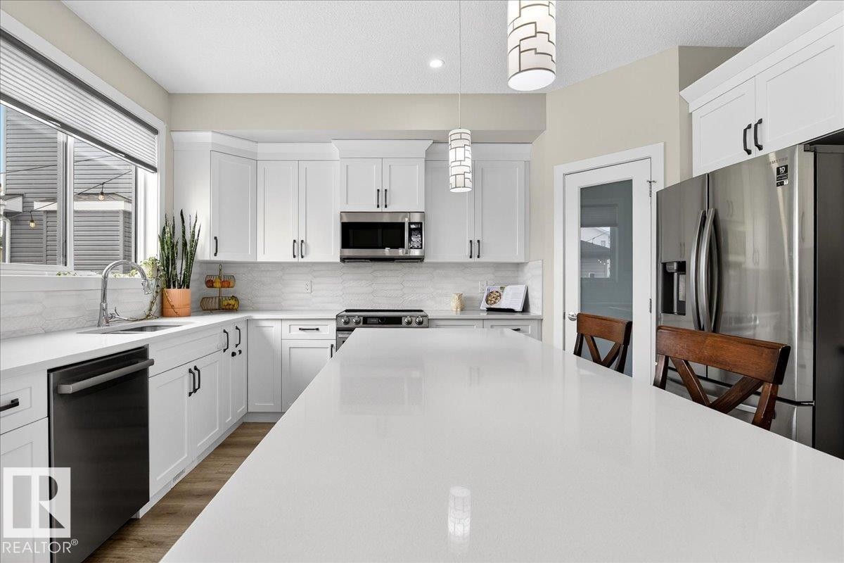 80 Maple Crescent, Gibbons, AB - Indoor Photo Showing Kitchen With Upgraded Kitchen