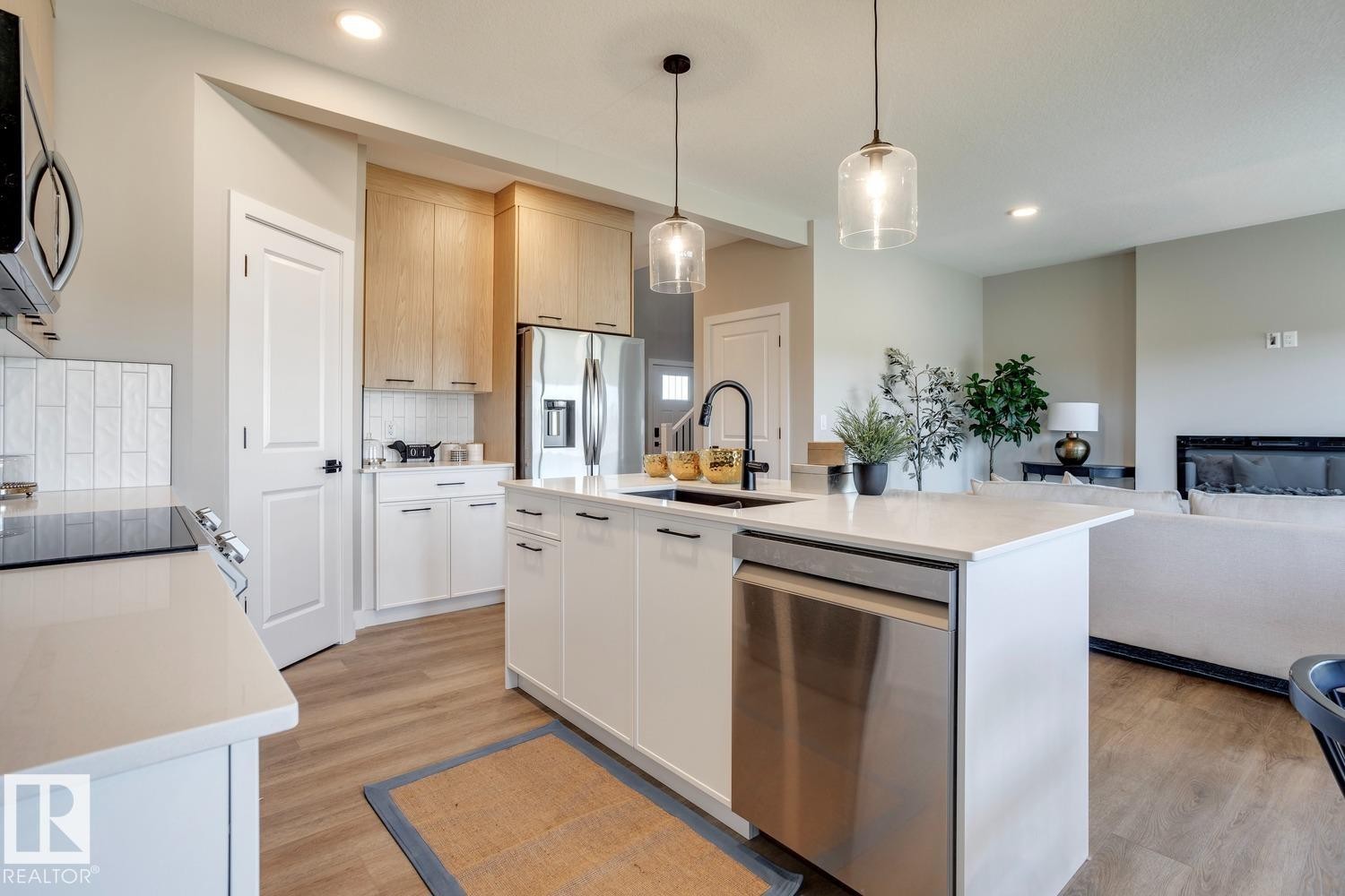 407 Brickyard Point(E), Stony Plain, AB - Indoor Photo Showing Kitchen With Upgraded Kitchen