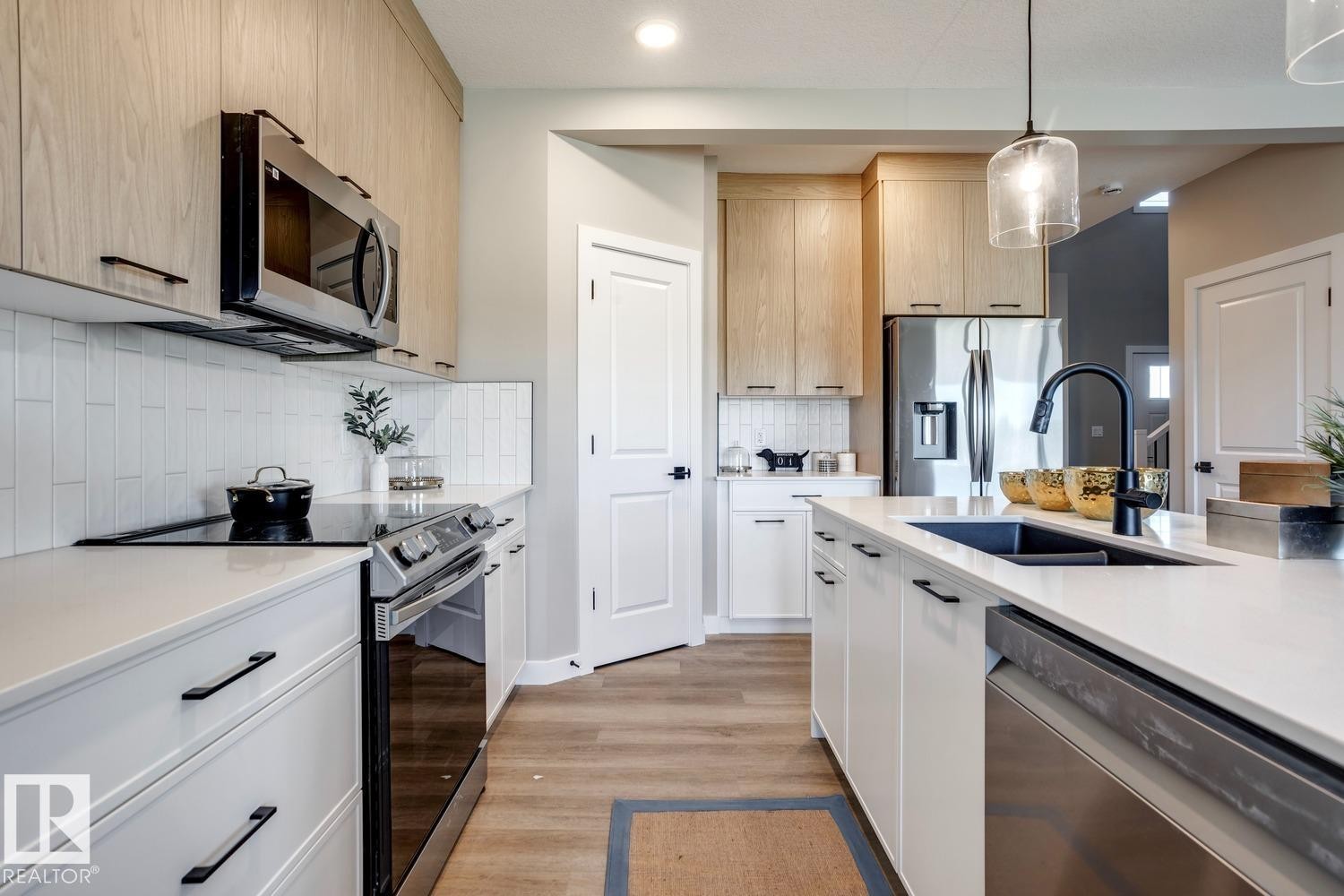 407 Brickyard Point(E), Stony Plain, AB - Indoor Photo Showing Kitchen With Double Sink With Upgraded Kitchen