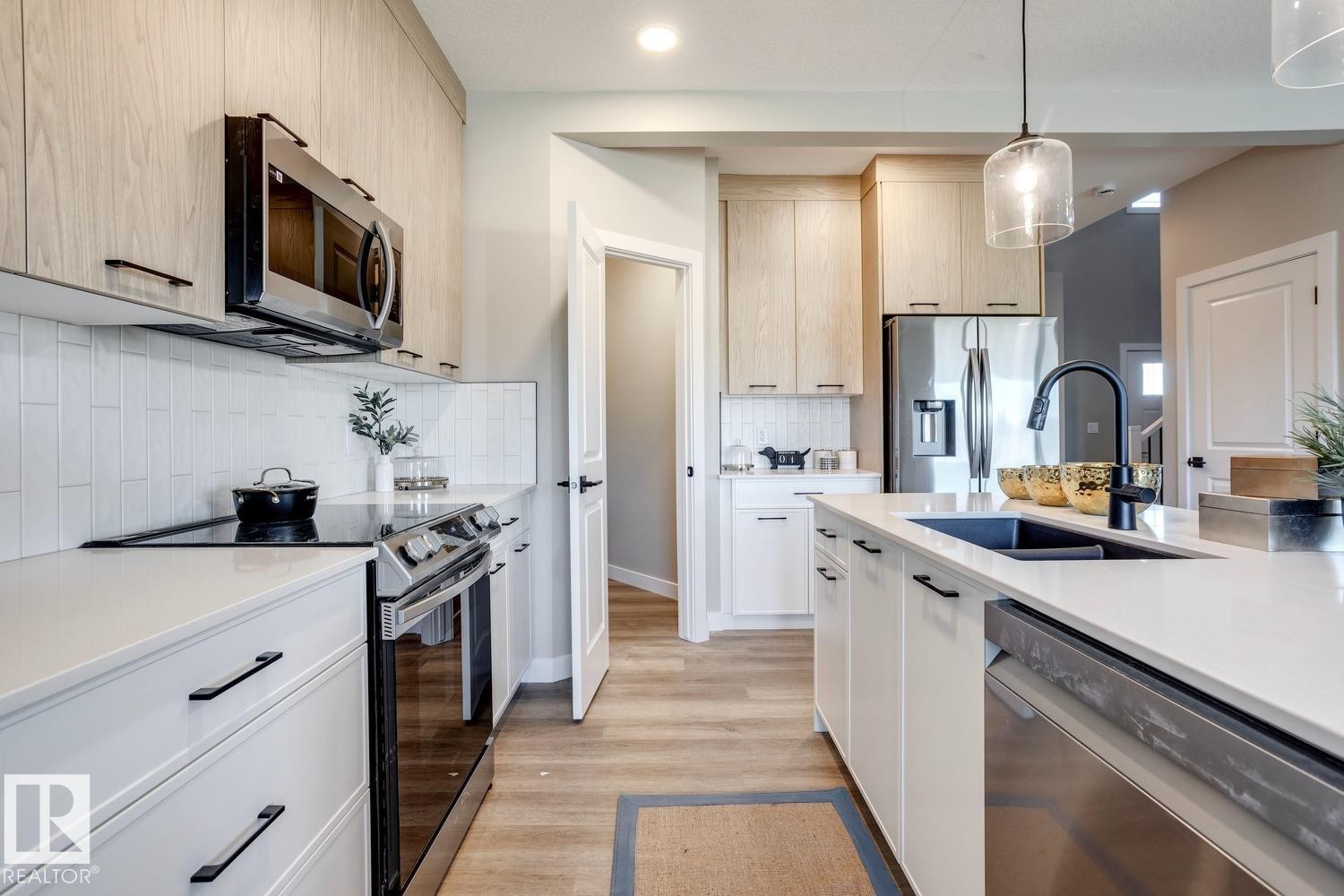 407 Brickyard Point(E), Stony Plain, AB - Indoor Photo Showing Kitchen With Double Sink With Upgraded Kitchen