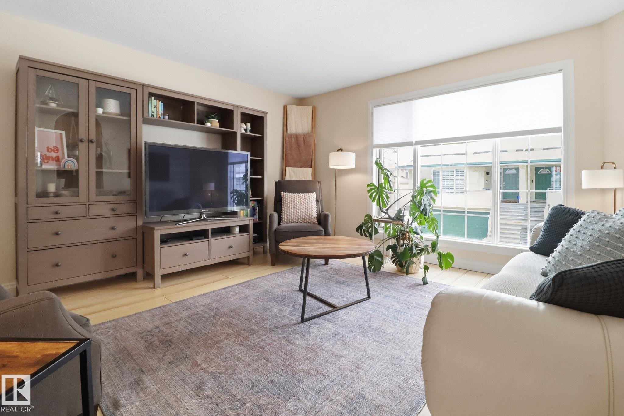38 882 Ryan Place, Edmonton, AB - Indoor Photo Showing Living Room