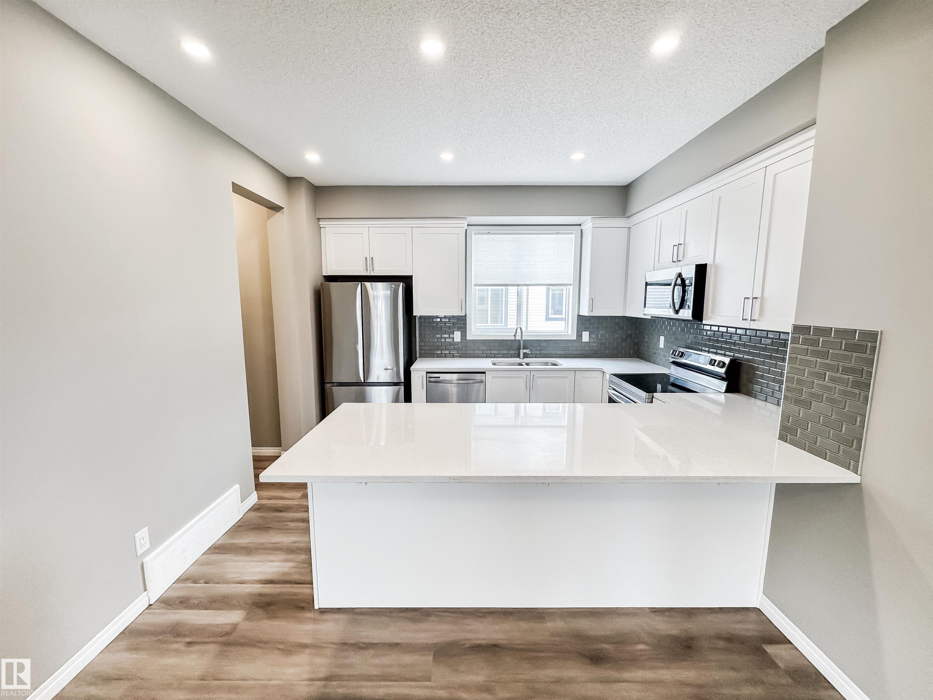 100 2072 Wonnacott Way, Edmonton, AB - Indoor Photo Showing Kitchen With Stainless Steel Kitchen With Upgraded Kitchen