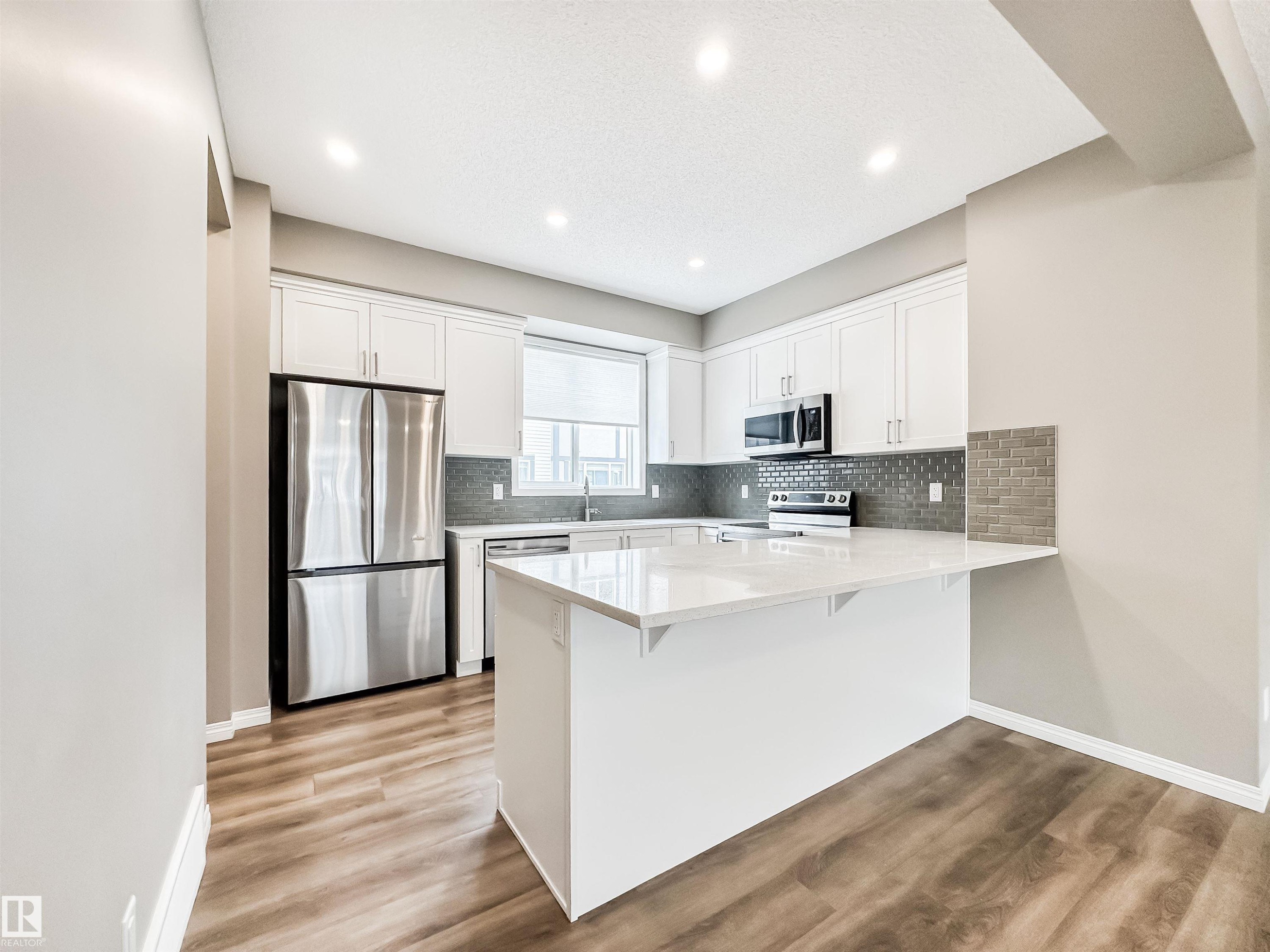 100 2072 Wonnacott Way, Edmonton, AB - Indoor Photo Showing Kitchen With Stainless Steel Kitchen With Upgraded Kitchen