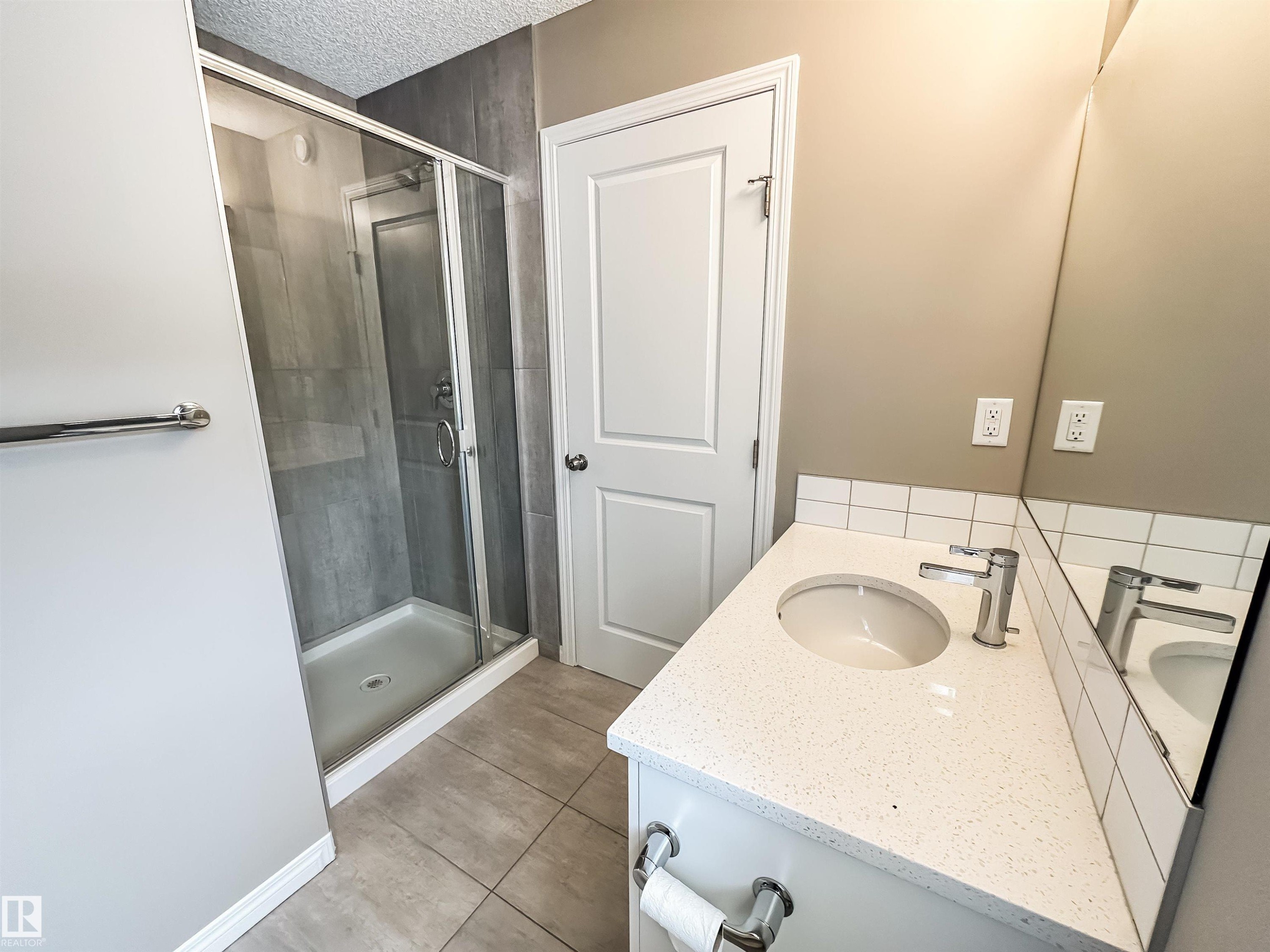 100 2072 Wonnacott Way, Edmonton, AB - Indoor Photo Showing Bathroom