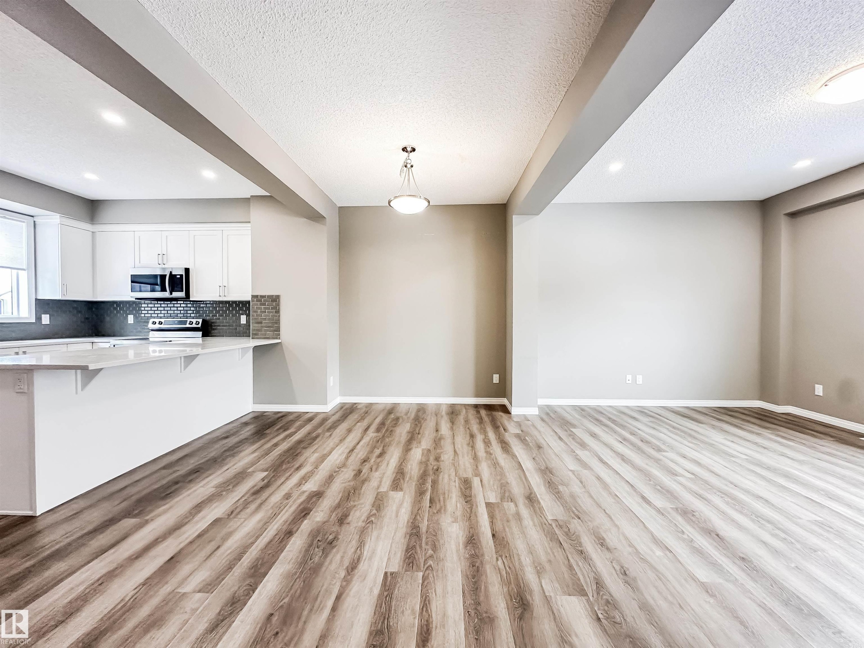 100 2072 Wonnacott Way, Edmonton, AB - Indoor Photo Showing Kitchen