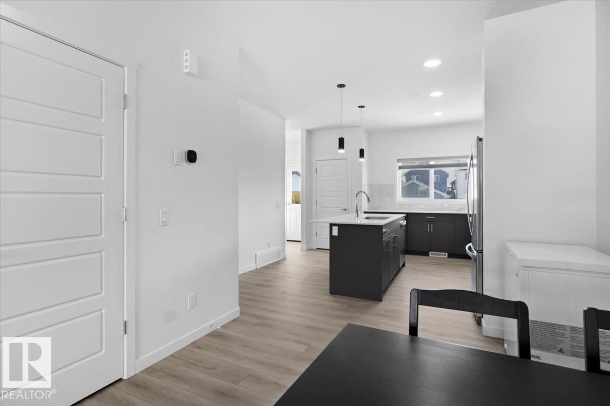 3323 Erlanger Bend, Edmonton, AB - Indoor