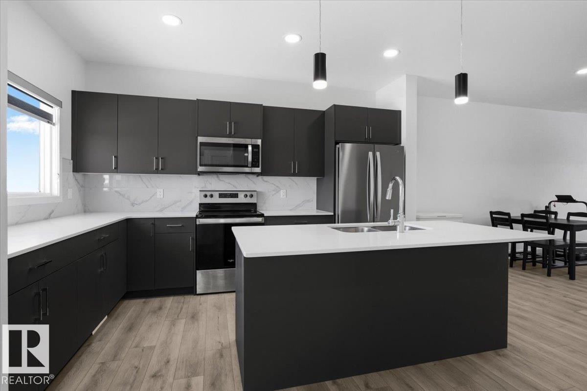3323 Erlanger Bend, Edmonton, AB - Indoor Photo Showing Kitchen With Stainless Steel Kitchen With Double Sink With Upgraded Kitchen