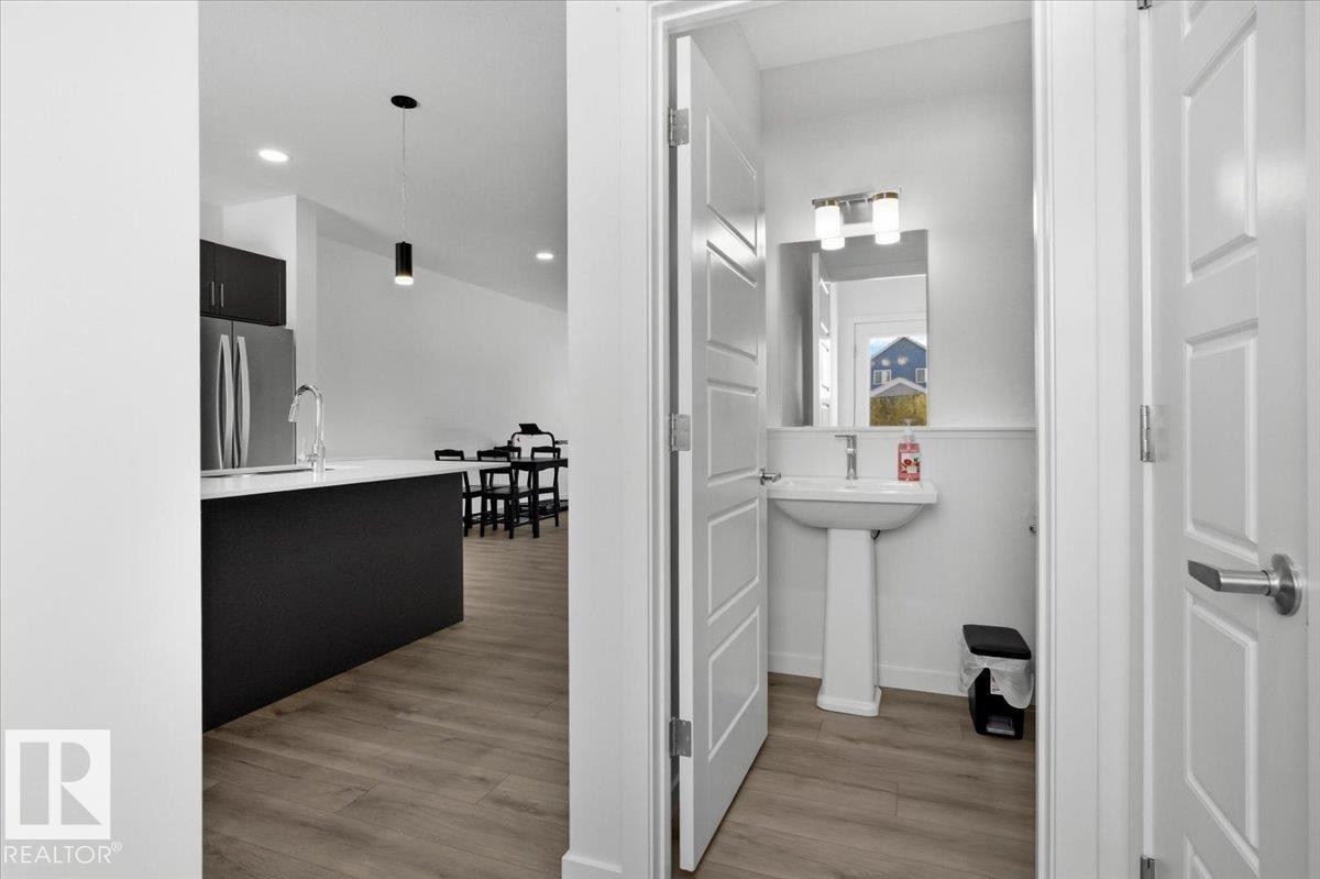 3323 Erlanger Bend, Edmonton, AB - Indoor Photo Showing Bathroom