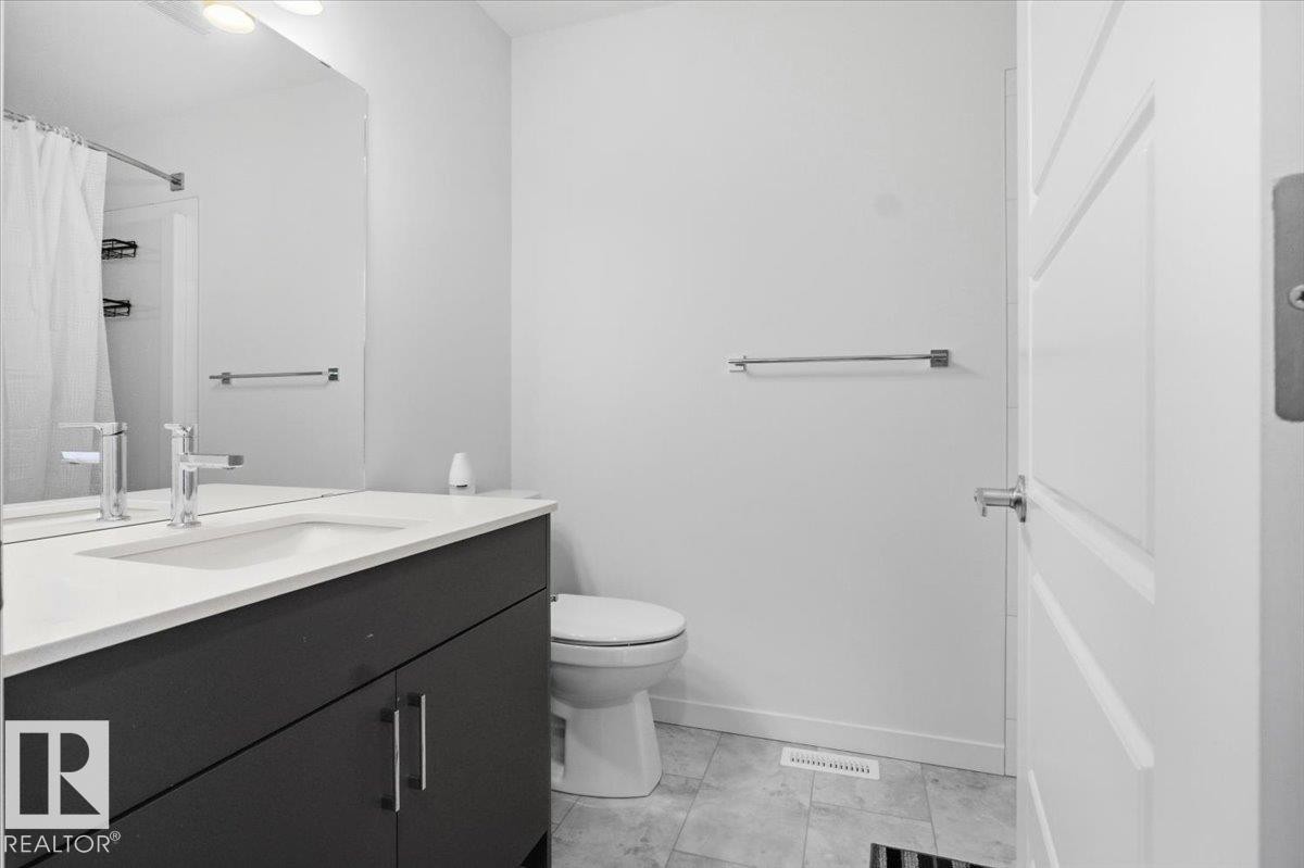 3323 Erlanger Bend, Edmonton, AB - Indoor Photo Showing Bathroom