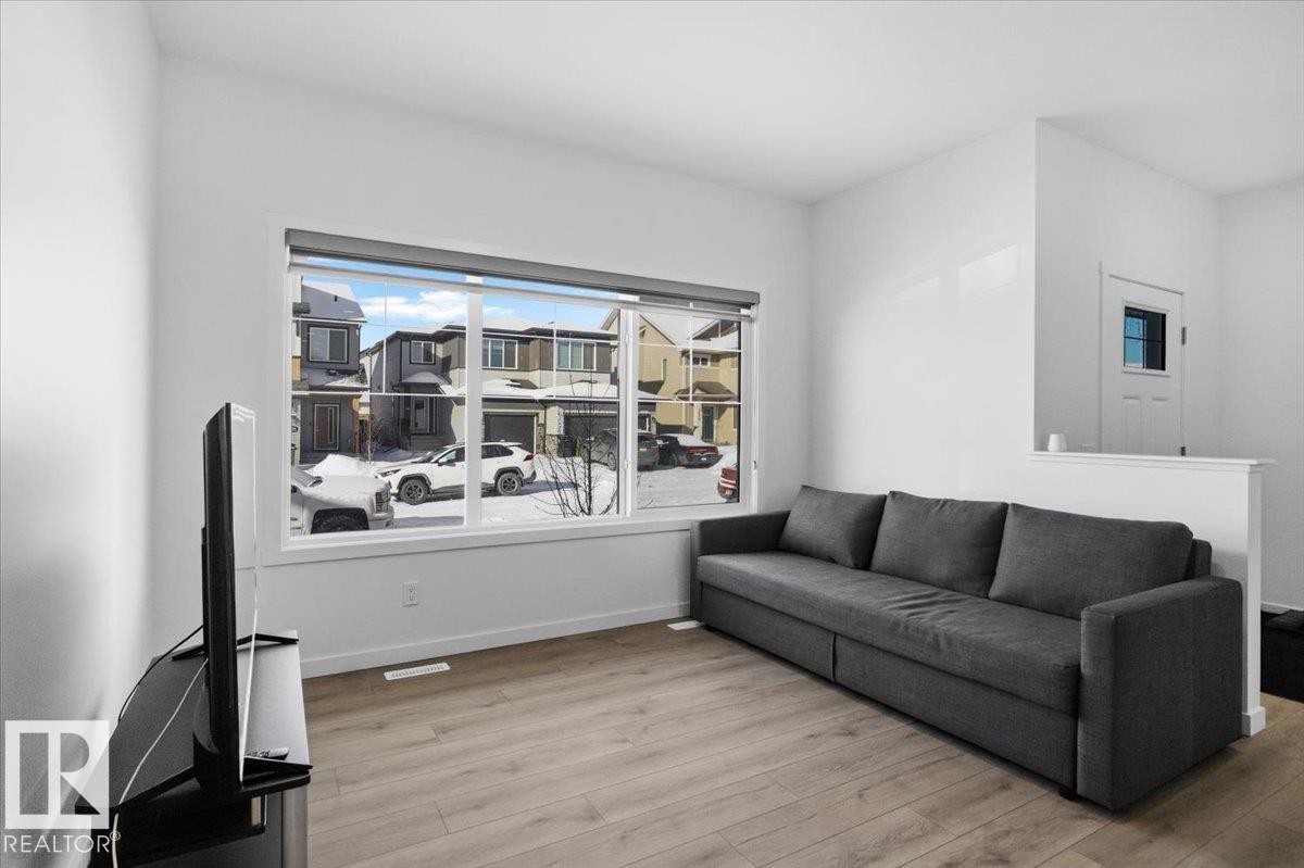 3323 Erlanger Bend, Edmonton, AB - Indoor Photo Showing Living Room