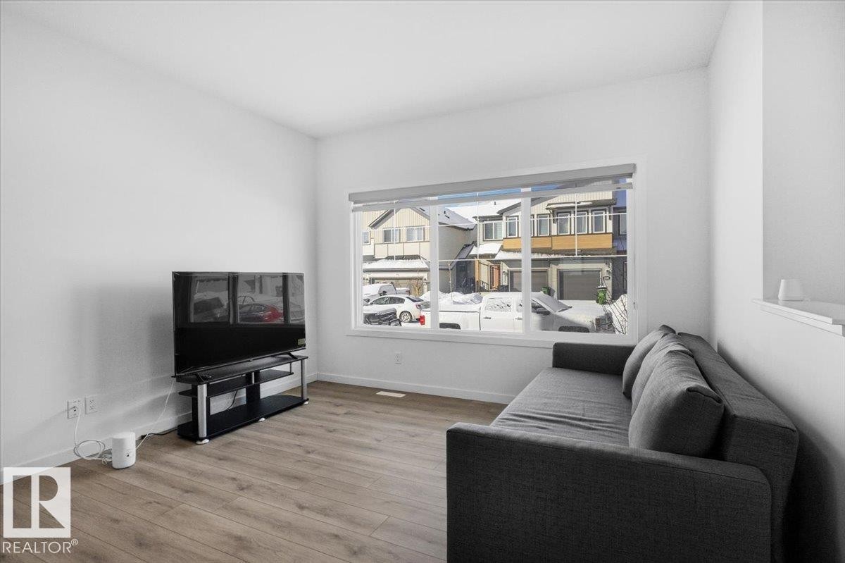 3323 Erlanger Bend, Edmonton, AB - Indoor